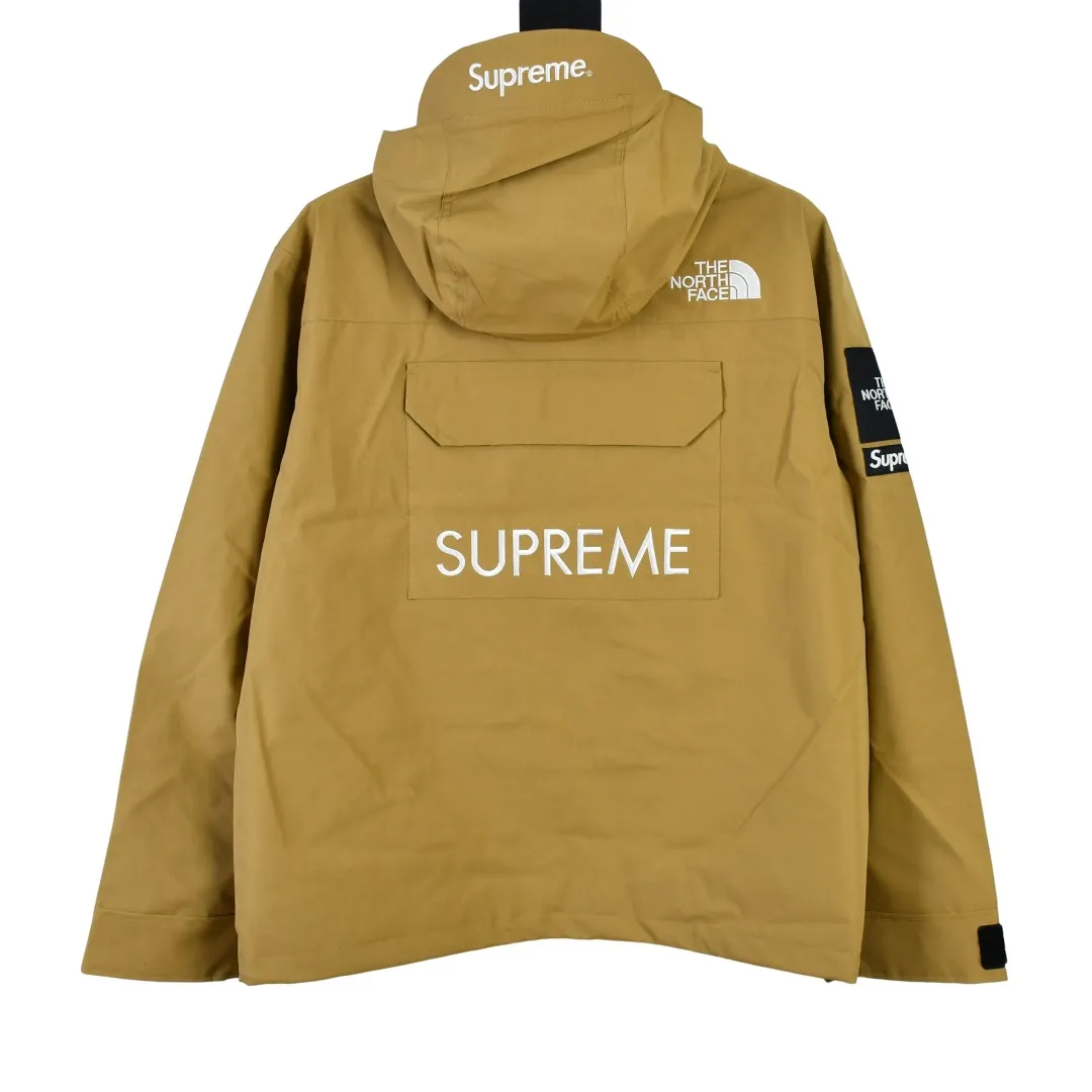 MX84💰p650 MAX/top version, exclusive quality on the entire network, ZP player designated version, Supreme SS20 Week 13 x TNF Cargo Jacket, joint North Face multi-pocket jacket, a true jacket, waterproof, windproof, breathable and warm. 1. In order to perfectly restore the original version, the fabric uses 70D*320D# which is extremely difficult and expensive to embroider. 110g/㎡ low-density nylon plain fabric. The fabric is ultra-thin, low-density and breathable. Top-grade waterproof coating is added to both front and back sides to easily achieve the rolling effect of water droplets on a lotus leaf. The main body mesh is 95g/㎡ extra large mesh. 2. The embroidery uses the original embroidery data file. The machine uses the BEHRINGER BEKS-Y924 embroidery machine (a level higher than the Tajima embroidery machine). The machine head tension is small and does little damage to the fabric. The fullness and precision of the embroidery are the best 3. The correct hangtag and the correct accessories. The resin zipper and nylon zipper are purchased from YKK Shanghai Yoshida Company. The special non-domestic standard parts are all custom-made by the foundry. The metal four-button buckle and small zipper hanging beads are all customized at 1:1. The main label and laser are all customized separately for this year's new models. The multiple bags are all folded with lengthened bag openings to achieve waterproof and anti-lost functions. The sewing work is complicated. There are many special machines for edge sealing and many pockets. The density of the fabric is sparse and you will be injured if you are not careful, so they are all produced by the same master craftsmen. Sizes: S~XL