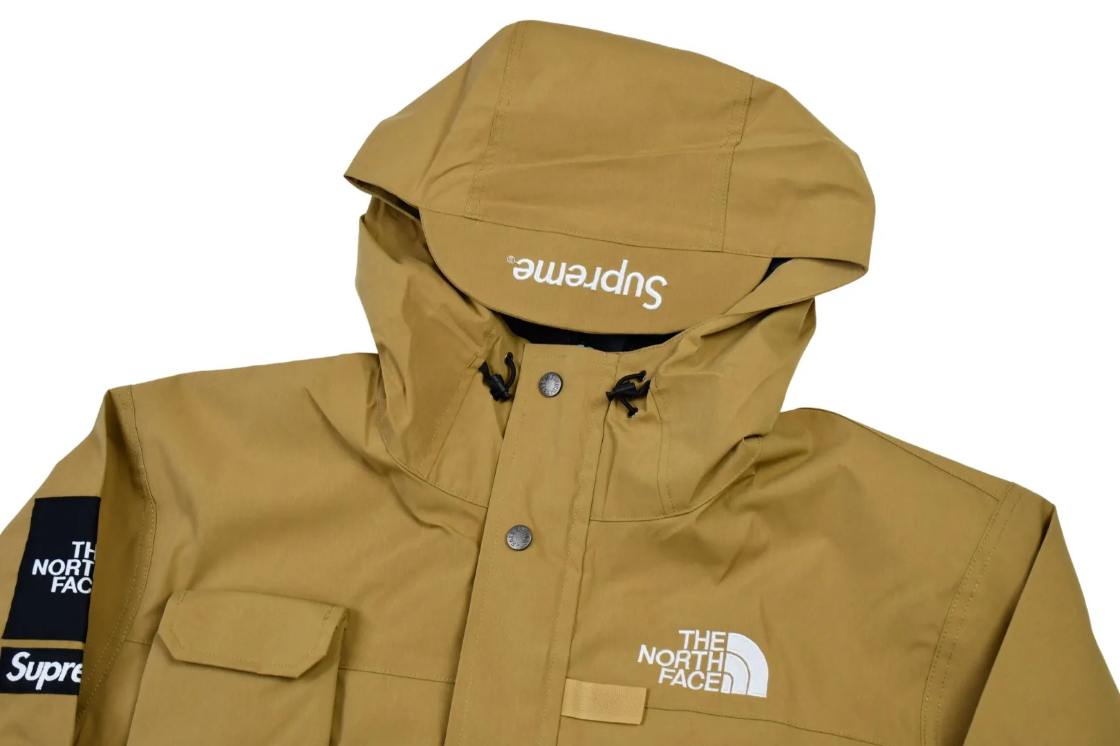 MX84💰p650 MAX/top version, exclusive quality on the entire network, ZP player designated version, Supreme SS20 Week 13 x TNF Cargo Jacket, joint North Face multi-pocket jacket, a true jacket, waterproof, windproof, breathable and warm. 1. In order to perfectly restore the original version, the fabric uses 70D*320D# which is extremely difficult and expensive to embroider. 110g/㎡ low-density nylon plain fabric. The fabric is ultra-thin, low-density and breathable. Top-grade waterproof coating is added to both front and back sides to easily achieve the rolling effect of water droplets on a lotus leaf. The main body mesh is 95g/㎡ extra large mesh. 2. The embroidery uses the original embroidery data file. The machine uses the BEHRINGER BEKS-Y924 embroidery machine (a level higher than the Tajima embroidery machine). The machine head tension is small and does little damage to the fabric. The fullness and precision of the embroidery are the best 3. The correct hangtag and the correct accessories. The resin zipper and nylon zipper are purchased from YKK Shanghai Yoshida Company. The special non-domestic standard parts are all custom-made by the foundry. The metal four-button buckle and small zipper hanging beads are all customized at 1:1. The main label and laser are all customized separately for this year's new models. The multiple bags are all folded with lengthened bag openings to achieve waterproof and anti-lost functions. The sewing work is complicated. There are many special machines for edge sealing and many pockets. The density of the fabric is sparse and you will be injured if you are not careful, so they are all produced by the same master craftsmen. Sizes: S~XL