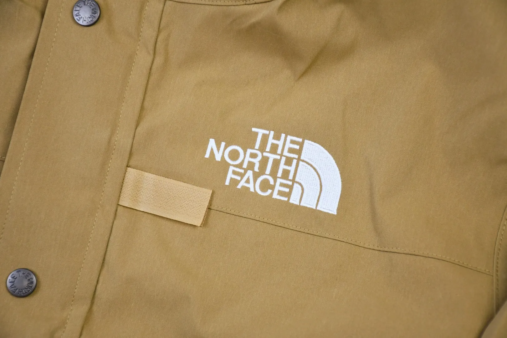 MX84💰p650 MAX/top version, exclusive quality on the entire network, ZP player designated version, Supreme SS20 Week 13 x TNF Cargo Jacket, joint North Face multi-pocket jacket, a true jacket, waterproof, windproof, breathable and warm. 1. In order to perfectly restore the original version, the fabric uses 70D*320D# which is extremely difficult and expensive to embroider. 110g/㎡ low-density nylon plain fabric. The fabric is ultra-thin, low-density and breathable. Top-grade waterproof coating is added to both front and back sides to easily achieve the rolling effect of water droplets on a lotus leaf. The main body mesh is 95g/㎡ extra large mesh. 2. The embroidery uses the original embroidery data file. The machine uses the BEHRINGER BEKS-Y924 embroidery machine (a level higher than the Tajima embroidery machine). The machine head tension is small and does little damage to the fabric. The fullness and precision of the embroidery are the best 3. The correct hangtag and the correct accessories. The resin zipper and nylon zipper are purchased from YKK Shanghai Yoshida Company. The special non-domestic standard parts are all custom-made by the foundry. The metal four-button buckle and small zipper hanging beads are all customized at 1:1. The main label and laser are all customized separately for this year's new models. The multiple bags are all folded with lengthened bag openings to achieve waterproof and anti-lost functions. The sewing work is complicated. There are many special machines for edge sealing and many pockets. The density of the fabric is sparse and you will be injured if you are not careful, so they are all produced by the same master craftsmen. Sizes: S~XL