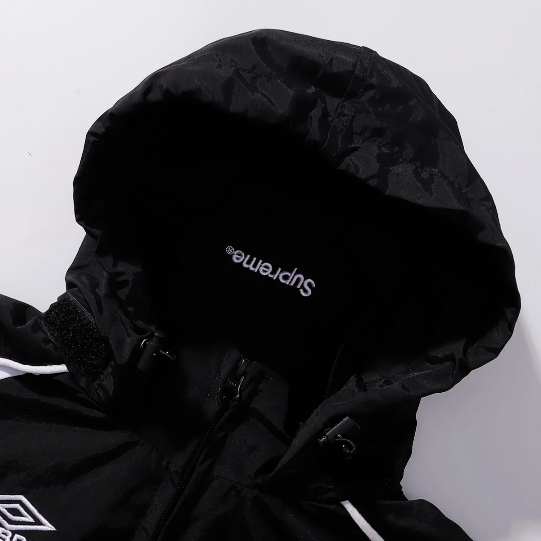 P340 Supreme SS22 Week 11 x umbro/Umbro joint model Track Jacket hooded American trendy jacket black SMLXL size S M L XL length 68-70-72-74 bust 128-132-136-140 sleeve length 80-81-82-83