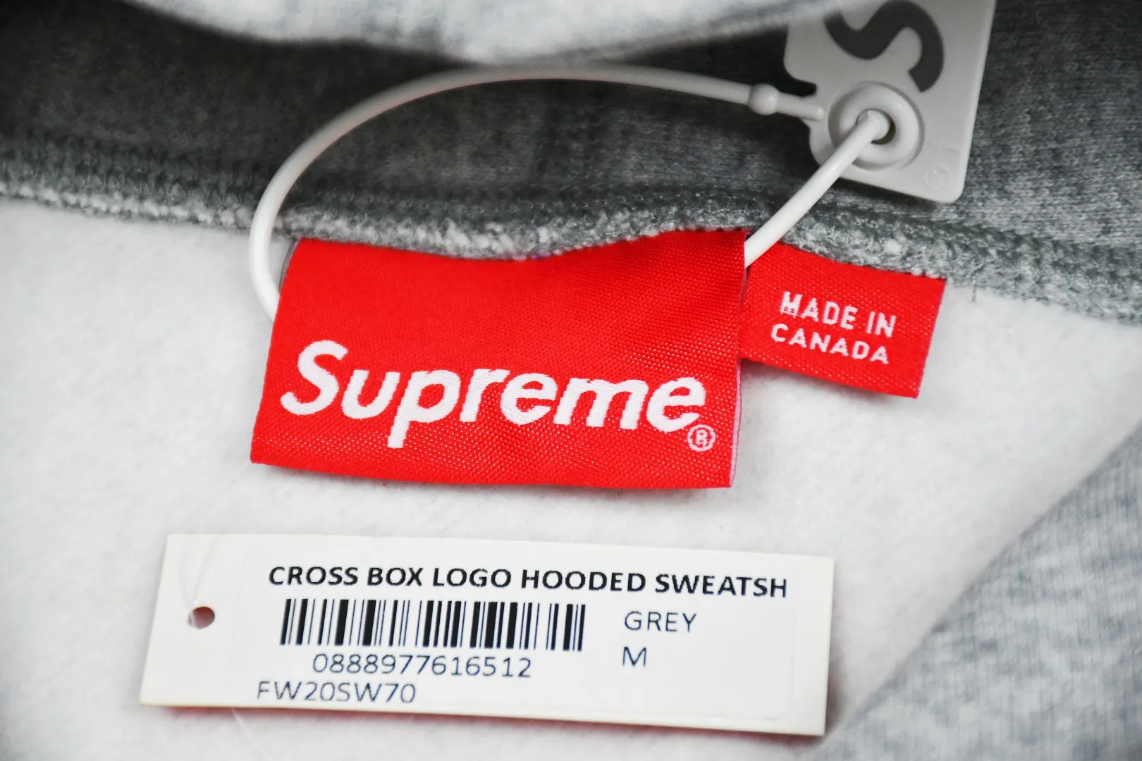 S454💰p320 Top version Supreme FW20 Week 15 Cross Box Logo Hooded Sweatshirt Cross embroidery hooded sweatshirt For those of us who focus on top Supreme, the cross sweatshirt is naturally available. ZP purchase and pattern making operation 1. Fabric: ZP testing, custom weaving and dyeing, pure cotton 460G plus velvet main fabric, horizontal cutting, side stitching 520G 2X2 thread 2. Embroidery: The embroidery equipment is operated by BEHRINGER BEKS-Y924 machine (a level higher than Tajima embroidery machine). The embroidery thickness, saturation and size are all consistent. 3. Sewing process: The whole garment adopts four-needle and six-thread boneless splicing technology in twelve places. Processed by a senior foreign trade factory (ordinary factories cannot do it). 4. Hem and cuffs: all use 520G inelastic thread. (Low-end products use elastic threads to cause the hem and cuffs to appear wavy) 5. Customized ZP main label/wash water label/hangtag/packaging bag (equipped with an extra-large thickened handbag) Size: S~XL