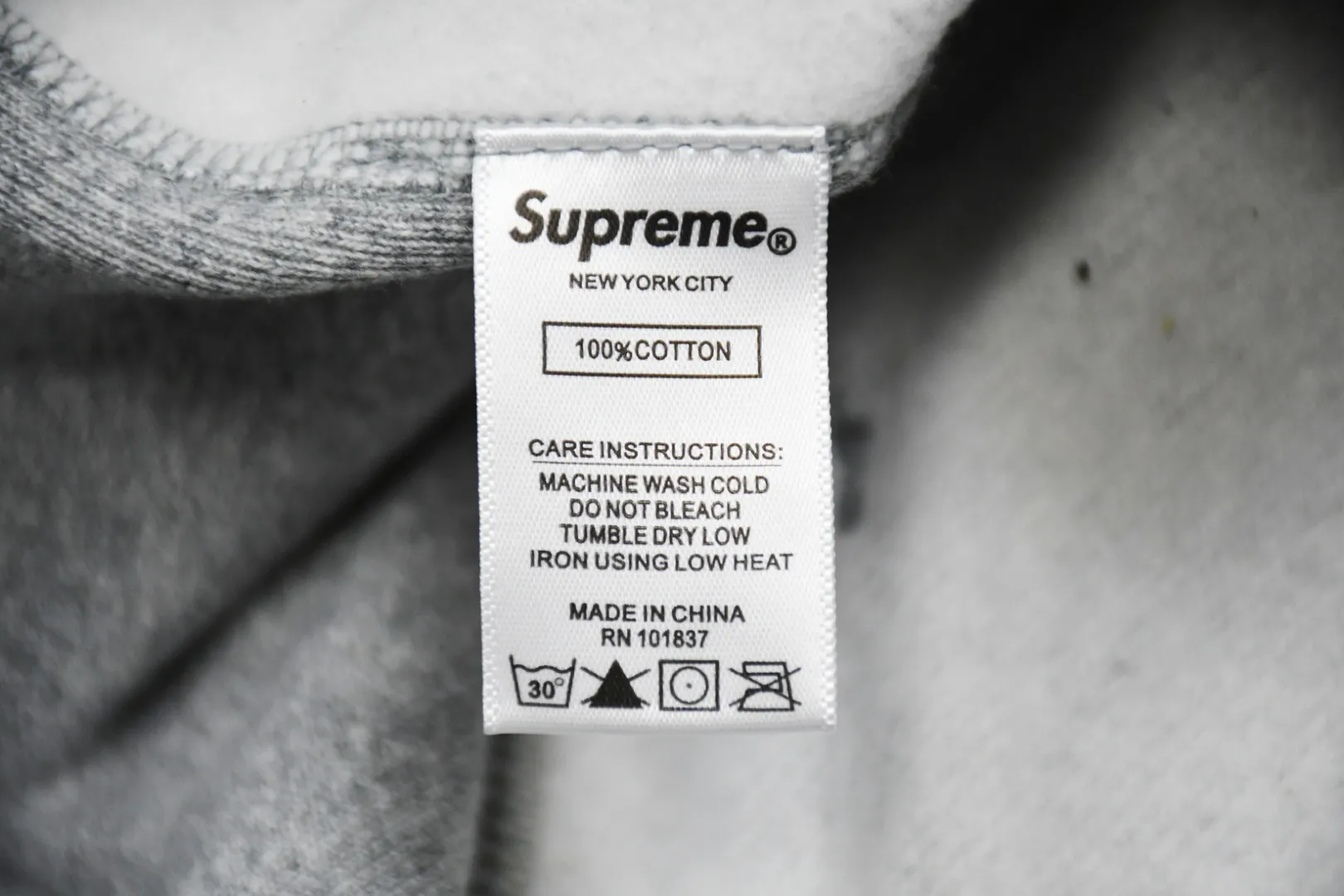S454💰p320 Top version Supreme FW20 Week 15 Cross Box Logo Hooded Sweatshirt Cross embroidery hooded sweatshirt For those of us who focus on top Supreme, the cross sweatshirt is naturally available. ZP purchase and pattern making operation 1. Fabric: ZP testing, custom weaving and dyeing, pure cotton 460G plus velvet main fabric, horizontal cutting, side stitching 520G 2X2 thread 2. Embroidery: The embroidery equipment is operated by BEHRINGER BEKS-Y924 machine (a level higher than Tajima embroidery machine). The embroidery thickness, saturation and size are all consistent. 3. Sewing process: The whole garment adopts four-needle and six-thread boneless splicing technology in twelve places. Processed by a senior foreign trade factory (ordinary factories cannot do it). 4. Hem and cuffs: all use 520G inelastic thread. (Low-end products use elastic threads to cause the hem and cuffs to appear wavy) 5. Customized ZP main label/wash water label/hangtag/packaging bag (equipped with an extra-large thickened handbag) Size: S~XL