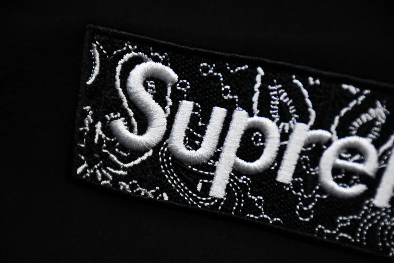 S468💰p320 Top version Supreme FW19 Week 16 Bandana Box Logo Hooded Sweatshirt Cashew flower embroidered hooded fleece sweatshirt For those of us who focus on the top Supreme, the cashew flower sweatshirt is naturally available ZP purchase and pattern making operation 1. Fabric: ZP test Custom weaving and dyeing Pure cotton 460G plus velvet main fabric Horizontal cutting Side stitching 520G 2X2 Thread 2. Embroidery: Embroidery equipment uses BEHRINGER BEKS-Y924 machine (a level higher than Tajima embroidery machine). The embroidery thickness, saturation and size are all consistent. 3. Sewing process: Four needles and six threads are used in 12 places on the whole garment. The boneless splicing process is processed by a senior foreign trade factory (ordinary factories cannot do it). 4. Hem and cuffs: all use 520G inelastic thread. (Low-end products use elastic threads to cause the hem and cuffs to appear wavy) 5. Customized ZP main label/wash water label/hangtag/packaging bag (equipped with an extra-large thickened handbag) Size: S~XL