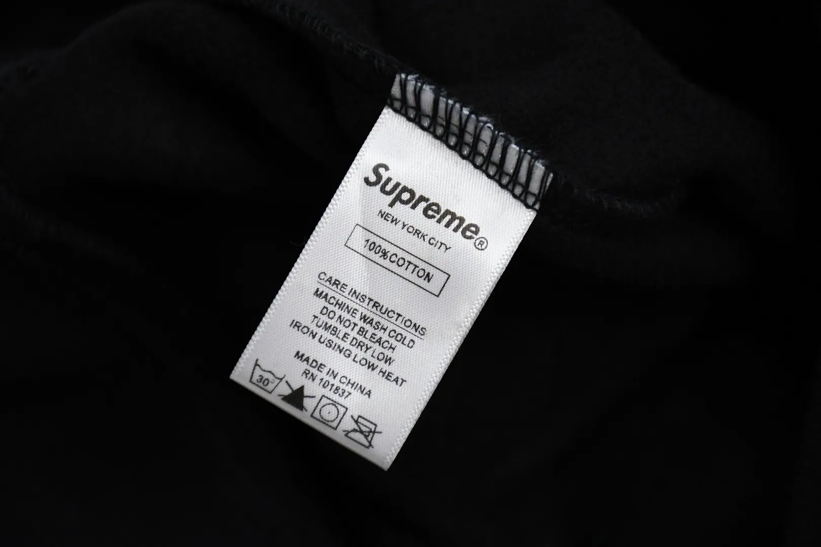 S468💰p320 Top version Supreme FW19 Week 16 Bandana Box Logo Hooded Sweatshirt Cashew flower embroidered hooded fleece sweatshirt For those of us who focus on the top Supreme, the cashew flower sweatshirt is naturally available ZP purchase and pattern making operation 1. Fabric: ZP test Custom weaving and dyeing Pure cotton 460G plus velvet main fabric Horizontal cutting Side stitching 520G 2X2 Thread 2. Embroidery: Embroidery equipment uses BEHRINGER BEKS-Y924 machine (a level higher than Tajima embroidery machine). The embroidery thickness, saturation and size are all consistent. 3. Sewing process: Four needles and six threads are used in 12 places on the whole garment. The boneless splicing process is processed by a senior foreign trade factory (ordinary factories cannot do it). 4. Hem and cuffs: all use 520G inelastic thread. (Low-end products use elastic threads to cause the hem and cuffs to appear wavy) 5. Customized ZP main label/wash water label/hangtag/packaging bag (equipped with an extra-large thickened handbag) Size: S~XL