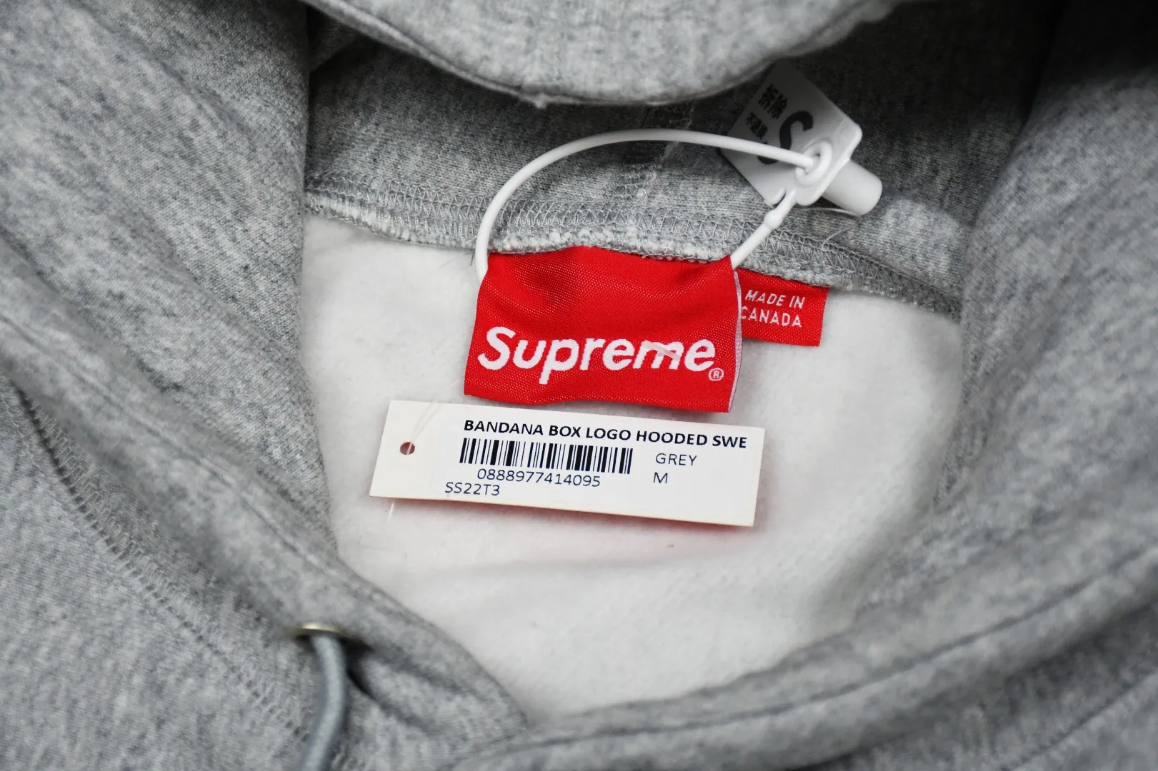 S468💰p320 Top version Supreme FW19 Week 16 Bandana Box Logo Hooded Sweatshirt Cashew flower embroidered hooded fleece sweatshirt For those of us who focus on the top Supreme, the cashew flower sweatshirt is naturally available ZP purchase and pattern making operation 1. Fabric: ZP test Custom weaving and dyeing Pure cotton 460G plus velvet main fabric Horizontal cutting Side stitching 520G 2X2 Thread 2. Embroidery: Embroidery equipment uses BEHRINGER BEKS-Y924 machine (a level higher than Tajima embroidery machine). The embroidery thickness, saturation and size are all consistent. 3. Sewing process: Four needles and six threads are used in 12 places on the whole garment. The boneless splicing process is processed by a senior foreign trade factory (ordinary factories cannot do it). 4. Hem and cuffs: all use 520G inelastic thread. (Low-end products use elastic threads to cause the hem and cuffs to appear wavy) 5. Customized ZP main label/wash water label/hangtag/packaging bag (equipped with an extra-large thickened handbag) Size: S~XL