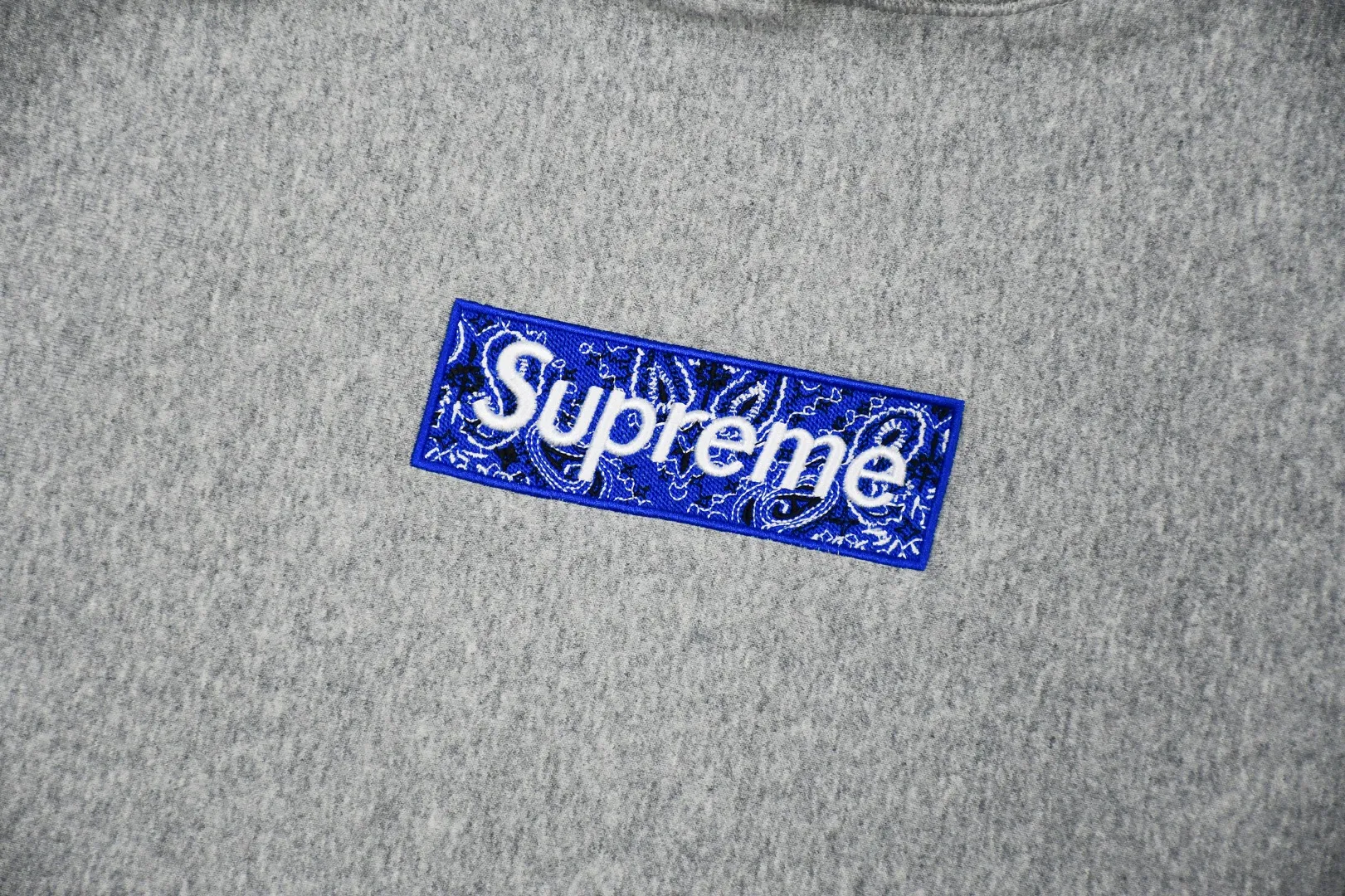 S468💰p320 Top version Supreme FW19 Week 16 Bandana Box Logo Hooded Sweatshirt Cashew flower embroidered hooded fleece sweatshirt For those of us who focus on the top Supreme, the cashew flower sweatshirt is naturally available ZP purchase and pattern making operation 1. Fabric: ZP test Custom weaving and dyeing Pure cotton 460G plus velvet main fabric Horizontal cutting Side stitching 520G 2X2 Thread 2. Embroidery: Embroidery equipment uses BEHRINGER BEKS-Y924 machine (a level higher than Tajima embroidery machine). The embroidery thickness, saturation and size are all consistent. 3. Sewing process: Four needles and six threads are used in 12 places on the whole garment. The boneless splicing process is processed by a senior foreign trade factory (ordinary factories cannot do it). 4. Hem and cuffs: all use 520G inelastic thread. (Low-end products use elastic threads to cause the hem and cuffs to appear wavy) 5. Customized ZP main label/wash water label/hangtag/packaging bag (equipped with an extra-large thickened handbag) Size: S~XL