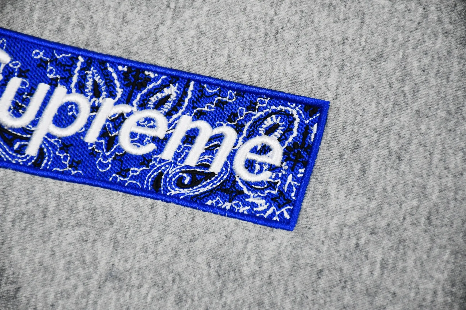 S468💰p320 Top version Supreme FW19 Week 16 Bandana Box Logo Hooded Sweatshirt Cashew flower embroidered hooded fleece sweatshirt For those of us who focus on the top Supreme, the cashew flower sweatshirt is naturally available ZP purchase and pattern making operation 1. Fabric: ZP test Custom weaving and dyeing Pure cotton 460G plus velvet main fabric Horizontal cutting Side stitching 520G 2X2 Thread 2. Embroidery: Embroidery equipment uses BEHRINGER BEKS-Y924 machine (a level higher than Tajima embroidery machine). The embroidery thickness, saturation and size are all consistent. 3. Sewing process: Four needles and six threads are used in 12 places on the whole garment. The boneless splicing process is processed by a senior foreign trade factory (ordinary factories cannot do it). 4. Hem and cuffs: all use 520G inelastic thread. (Low-end products use elastic threads to cause the hem and cuffs to appear wavy) 5. Customized ZP main label/wash water label/hangtag/packaging bag (equipped with an extra-large thickened handbag) Size: S~XL