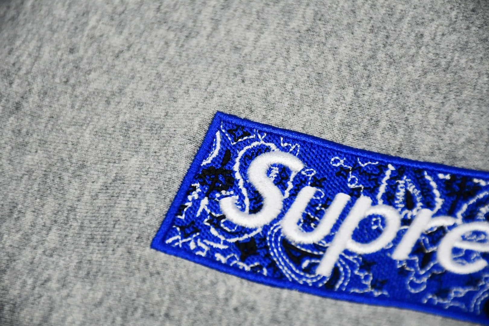 S468💰p320 Top version Supreme FW19 Week 16 Bandana Box Logo Hooded Sweatshirt Cashew flower embroidered hooded fleece sweatshirt For those of us who focus on the top Supreme, the cashew flower sweatshirt is naturally available ZP purchase and pattern making operation 1. Fabric: ZP test Custom weaving and dyeing Pure cotton 460G plus velvet main fabric Horizontal cutting Side stitching 520G 2X2 Thread 2. Embroidery: Embroidery equipment uses BEHRINGER BEKS-Y924 machine (a level higher than Tajima embroidery machine). The embroidery thickness, saturation and size are all consistent. 3. Sewing process: Four needles and six threads are used in 12 places on the whole garment. The boneless splicing process is processed by a senior foreign trade factory (ordinary factories cannot do it). 4. Hem and cuffs: all use 520G inelastic thread. (Low-end products use elastic threads to cause the hem and cuffs to appear wavy) 5. Customized ZP main label/wash water label/hangtag/packaging bag (equipped with an extra-large thickened handbag) Size: S~XL