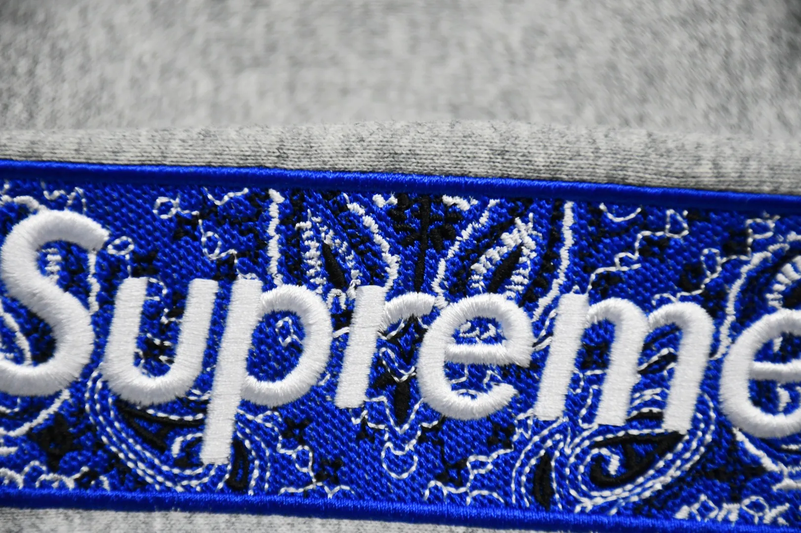 S468💰p320 Top version Supreme FW19 Week 16 Bandana Box Logo Hooded Sweatshirt Cashew flower embroidered hooded fleece sweatshirt For those of us who focus on the top Supreme, the cashew flower sweatshirt is naturally available ZP purchase and pattern making operation 1. Fabric: ZP test Custom weaving and dyeing Pure cotton 460G plus velvet main fabric Horizontal cutting Side stitching 520G 2X2 Thread 2. Embroidery: Embroidery equipment uses BEHRINGER BEKS-Y924 machine (a level higher than Tajima embroidery machine). The embroidery thickness, saturation and size are all consistent. 3. Sewing process: Four needles and six threads are used in 12 places on the whole garment. The boneless splicing process is processed by a senior foreign trade factory (ordinary factories cannot do it). 4. Hem and cuffs: all use 520G inelastic thread. (Low-end products use elastic threads to cause the hem and cuffs to appear wavy) 5. Customized ZP main label/wash water label/hangtag/packaging bag (equipped with an extra-large thickened handbag) Size: S~XL