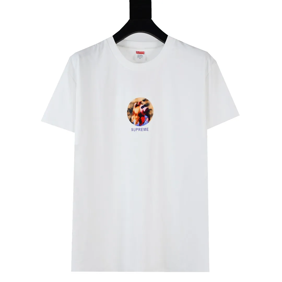 S392💰p140 Top version Supreme 24ss MISS PIGGY Miss Zhu printed short-sleeved T-shirt. Refuse to look at pictures to make goods. Refuse to compare wrong versions. Use cylinder seamless process (original process. There are no stitched bones on the side of the clothes. Key points of identification) The fabrics are all custom-woven and dyed, 280g weight, 100% cotton, cylindrical fabric. Cylindrical fabric is a knitted fabric woven with a cylinder loom. The needles are distributed in a cylindrical shape on the fuselage. The gray fabric is a large cylinder, which needs to be opened and shaped before it can be used further. There are no slits on the side of the clothes, so there is no washing label on the side of ordinary short-sleeves. There is only one collar label behind the neck. The printing uses thermosetting ink printing imported from Belgium (different from conventional heat transfer printing), also known as plastic ink, or self-adhesive ink. Its ingredients are: mainly composed of polyvinyl chloride (PVC) and phthalates. PVC and phthalates, solid color The thermosetting ink is composed of a mixture of agents, stabilizers, and thickeners. It is not the digital direct printing marketed on the market. The printing texture of thermosetting ink cannot be achieved by digital direct printing. The collar label has a watermark anti-counterfeiting effect, a real anti-counterfeiting layer, a version with a high probability of passing the inspection, and the original packaging picture has a high probability of passing the test. Size：S-XL