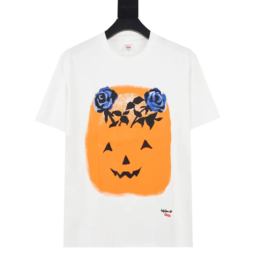 S258💰p140 Supreme 22FW Yohji Yamamoto Pumpkin Tee Yamamoto Yohji co-branded pumpkin short-sleeved T-shirt. Refuse to look at pictures to make goods. Refuse to compare wrong versions. Use cylindrical seamless technology (original technology. There are no stitched bones on the side of the clothes. Key points of identification) The fabrics are all custom-woven and dyed, 280g weight, 100% cotton, cylindrical fabric. Cylindrical fabric is a knitted fabric woven with a cylinder loom. The needles are distributed in a cylindrical shape on the fuselage. The gray fabric is a large cylinder, which needs to be opened and shaped before it can be used further. There are no slits on the side of the clothes, so there is no washing label on the side of ordinary short-sleeves. There is only one collar label behind the neck. The printing uses thermosetting ink printing imported from Belgium, also known as plastic ink, or self-adhesive ink. Its ingredients are: mainly composed of polyvinyl chloride (PVC) and phthalates, including PVC and phthalates, fixing agents, stabilizers The thermosetting ink is composed of a mixture of agents and thickeners, which is not the digital direct printing marketed on the market. The printing texture of thermosetting ink is unachievable by digital direct printing. The collar label has a watermark anti-counterfeiting effect, a real anti-counterfeiting layer, a version with a high probability of passing the inspection, and a high probability of passing the original packaging picture. Size：S-XL