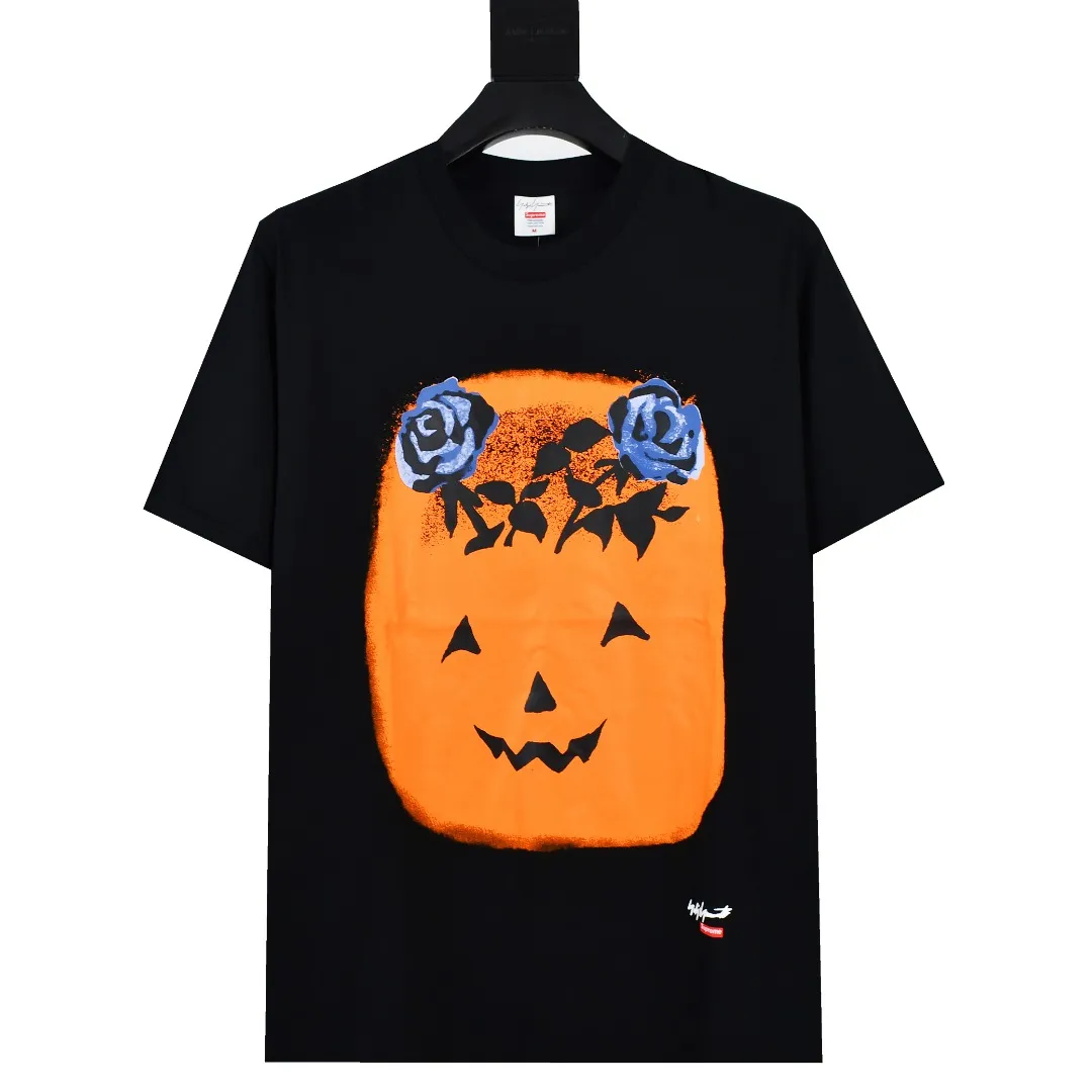 S258💰p140 Supreme 22FW Yohji Yamamoto Pumpkin Tee Yamamoto Yohji co-branded pumpkin short-sleeved T-shirt. Refuse to look at pictures to make goods. Refuse to compare wrong versions. Use cylindrical seamless technology (original technology. There are no stitched bones on the side of the clothes. Key points of identification) The fabrics are all custom-woven and dyed, 280g weight, 100% cotton, cylindrical fabric. Cylindrical fabric is a knitted fabric woven with a cylinder loom. The needles are distributed in a cylindrical shape on the fuselage. The gray fabric is a large cylinder, which needs to be opened and shaped before it can be used further. There are no slits on the side of the clothes, so there is no washing label on the side of ordinary short-sleeves. There is only one collar label behind the neck. The printing uses thermosetting ink printing imported from Belgium, also known as plastic ink, or self-adhesive ink. Its ingredients are: mainly composed of polyvinyl chloride (PVC) and phthalates, including PVC and phthalates, fixing agents, stabilizers The thermosetting ink is composed of a mixture of agents and thickeners, which is not the digital direct printing marketed on the market. The printing texture of thermosetting ink is unachievable by digital direct printing. The collar label has a watermark anti-counterfeiting effect, a real anti-counterfeiting layer, a version with a high probability of passing the inspection, and a high probability of passing the original packaging picture. Size：S-XL