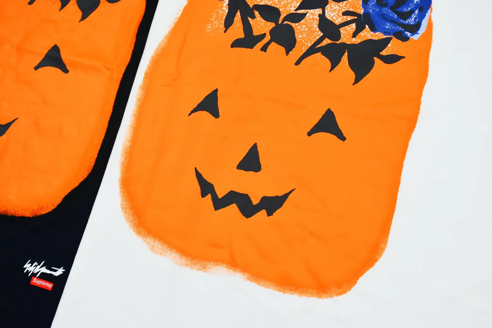 S258💰p140 Supreme 22FW Yohji Yamamoto Pumpkin Tee Yamamoto Yohji co-branded pumpkin short-sleeved T-shirt. Refuse to look at pictures to make goods. Refuse to compare wrong versions. Use cylindrical seamless technology (original technology. There are no stitched bones on the side of the clothes. Key points of identification) The fabrics are all custom-woven and dyed, 280g weight, 100% cotton, cylindrical fabric. Cylindrical fabric is a knitted fabric woven with a cylinder loom. The needles are distributed in a cylindrical shape on the fuselage. The gray fabric is a large cylinder, which needs to be opened and shaped before it can be used further. There are no slits on the side of the clothes, so there is no washing label on the side of ordinary short-sleeves. There is only one collar label behind the neck. The printing uses thermosetting ink printing imported from Belgium, also known as plastic ink, or self-adhesive ink. Its ingredients are: mainly composed of polyvinyl chloride (PVC) and phthalates, including PVC and phthalates, fixing agents, stabilizers The thermosetting ink is composed of a mixture of agents and thickeners, which is not the digital direct printing marketed on the market. The printing texture of thermosetting ink is unachievable by digital direct printing. The collar label has a watermark anti-counterfeiting effect, a real anti-counterfeiting layer, a version with a high probability of passing the inspection, and a high probability of passing the original packaging picture. Size：S-XL