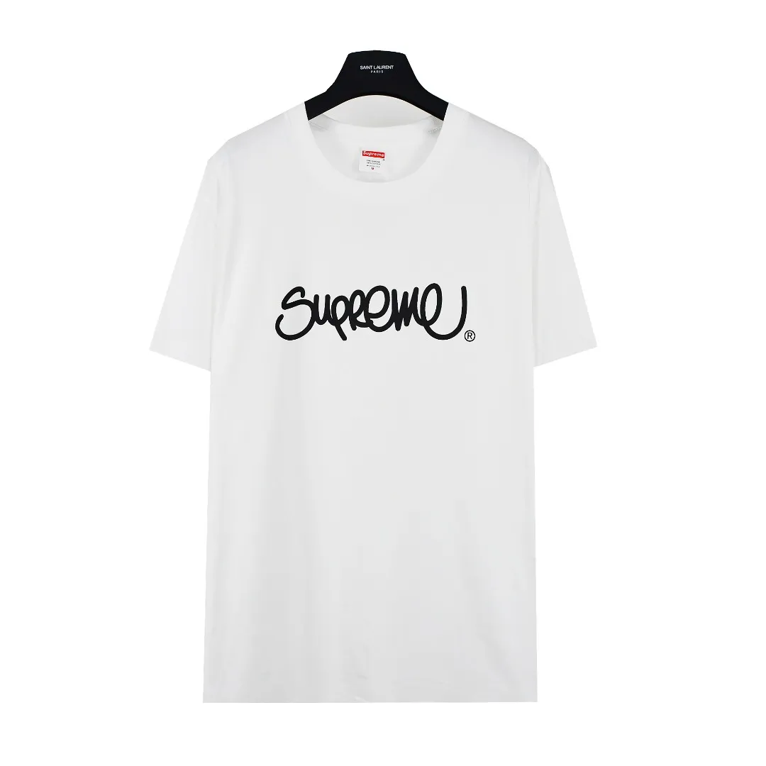 S184💰p130 Top version Supreme 22ss Handstyle tee Graffiti cursive letter LOGO short-sleeved T-shirt For those of us who focus on top-level Sup products, this short-sleeved one is naturally available. It adopts cylindrical seamless technology (original technology, there are no stitched bones on the side of the clothes, the focus of identification) The fabrics are all custom-woven and dyed, 280g weight, 100% cotton, cylindrical fabric. Cylindrical fabric is knitted fabric woven with a cylinder loom. The needles are distributed in a cylindrical shape on the fuselage. The gray fabric is a large cylinder that needs to be opened and shaped before it can be used further. There are no slits on the side of the clothes, so there is no washing label on the side of ordinary short-sleeves. There is only one collar label behind the neck. The printing is printed with thermosetting ink, also known as plastic. Ink, or self-adhesive ink, contains ingredients: mainly composed of polyvinyl chloride (PVC) and phthalates. PVC and phthalates, fixatives, stabilizers, and thickeners are mixed to form a thermal ink. Solid ink is not the digital direct printing advertised on the market. The printing texture of thermoset ink is something that digital direct printing cannot achieve. The collar label has a watermark anti-counterfeiting effect, a real anti-counterfeiting layer, a probability of passing the version, and a high probability of passing the original packaging picture. Size：S-XL