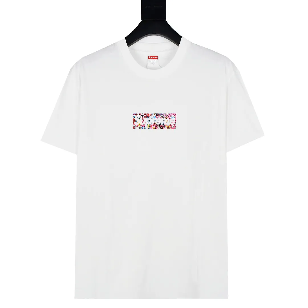 S46💰p130 Top version Supreme 20ss Week 9 Relief Box Logo Tee x Murakami Takashi joint short-sleeved T-shirt. For those of us who focus on top-level Sup products, this short-sleeved one is naturally available. It adopts cylindrical seamless technology (original technology, there are no seams on the side of the clothes, the key point of identification) The fabrics are all custom-woven and dyed, 280g weight, 100% cotton, cylindrical fabric. Cylindrical fabric is knitted fabric woven with a cylinder loom. The needles are distributed in a cylindrical shape on the fuselage. The gray fabric is a large cylinder that needs to be opened and shaped before it can be used further. There are no slits on the side of the clothes, so there is no washing label on the side of ordinary short-sleeves. There is only one collar label behind the neck. The printing is printed with thermosetting ink, also known as plastic. Ink, or self-adhesive ink, contains ingredients: mainly composed of polyvinyl chloride (PVC) and phthalates. PVC and phthalates, fixatives, stabilizers, and thickeners are mixed to form a thermal ink. Solid ink is not the digital direct printing advertised on the market. The printing texture of thermoset ink is something that digital direct printing cannot achieve. The collar label has a watermark anti-counterfeiting effect, a real anti-counterfeiting layer, a probability of passing the version, and a high probability of passing the original packaging picture. Size：S-XL