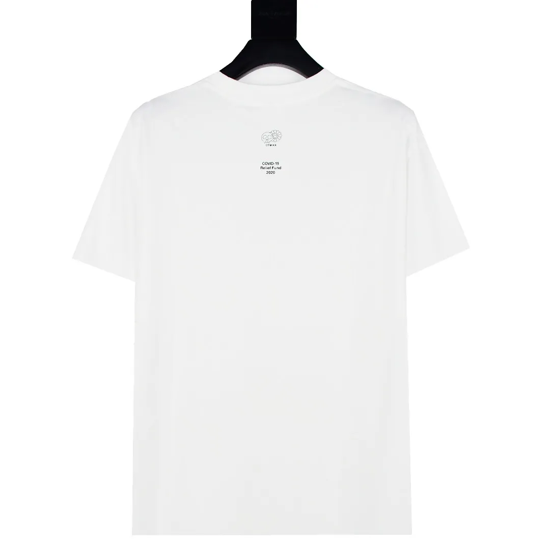 S46💰p130 Top version Supreme 20ss Week 9 Relief Box Logo Tee x Murakami Takashi joint short-sleeved T-shirt. For those of us who focus on top-level Sup products, this short-sleeved one is naturally available. It adopts cylindrical seamless technology (original technology, there are no seams on the side of the clothes, the key point of identification) The fabrics are all custom-woven and dyed, 280g weight, 100% cotton, cylindrical fabric. Cylindrical fabric is knitted fabric woven with a cylinder loom. The needles are distributed in a cylindrical shape on the fuselage. The gray fabric is a large cylinder that needs to be opened and shaped before it can be used further. There are no slits on the side of the clothes, so there is no washing label on the side of ordinary short-sleeves. There is only one collar label behind the neck. The printing is printed with thermosetting ink, also known as plastic. Ink, or self-adhesive ink, contains ingredients: mainly composed of polyvinyl chloride (PVC) and phthalates. PVC and phthalates, fixatives, stabilizers, and thickeners are mixed to form a thermal ink. Solid ink is not the digital direct printing advertised on the market. The printing texture of thermoset ink is something that digital direct printing cannot achieve. The collar label has a watermark anti-counterfeiting effect, a real anti-counterfeiting layer, a probability of passing the version, and a high probability of passing the original packaging picture. Size：S-XL
