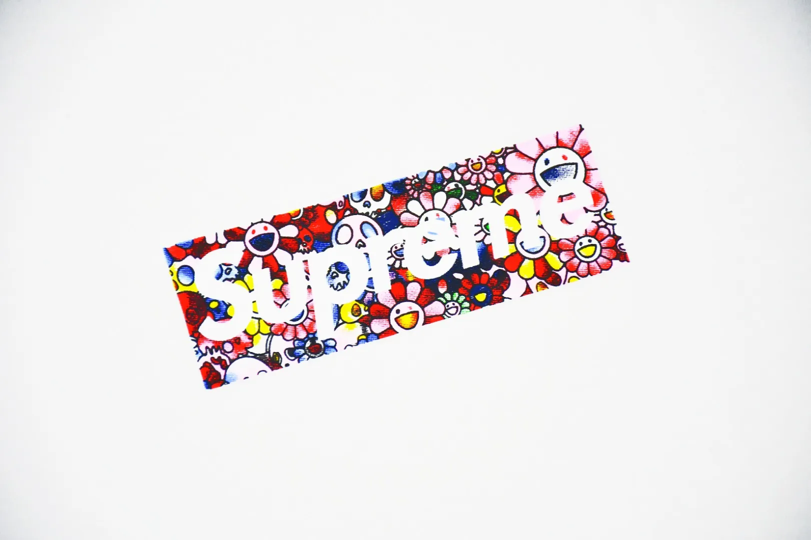 S46💰p130 Top version Supreme 20ss Week 9 Relief Box Logo Tee x Murakami Takashi joint short-sleeved T-shirt. For those of us who focus on top-level Sup products, this short-sleeved one is naturally available. It adopts cylindrical seamless technology (original technology, there are no seams on the side of the clothes, the key point of identification) The fabrics are all custom-woven and dyed, 280g weight, 100% cotton, cylindrical fabric. Cylindrical fabric is knitted fabric woven with a cylinder loom. The needles are distributed in a cylindrical shape on the fuselage. The gray fabric is a large cylinder that needs to be opened and shaped before it can be used further. There are no slits on the side of the clothes, so there is no washing label on the side of ordinary short-sleeves. There is only one collar label behind the neck. The printing is printed with thermosetting ink, also known as plastic. Ink, or self-adhesive ink, contains ingredients: mainly composed of polyvinyl chloride (PVC) and phthalates. PVC and phthalates, fixatives, stabilizers, and thickeners are mixed to form a thermal ink. Solid ink is not the digital direct printing advertised on the market. The printing texture of thermoset ink is something that digital direct printing cannot achieve. The collar label has a watermark anti-counterfeiting effect, a real anti-counterfeiting layer, a probability of passing the version, and a high probability of passing the original packaging picture. Size：S-XL