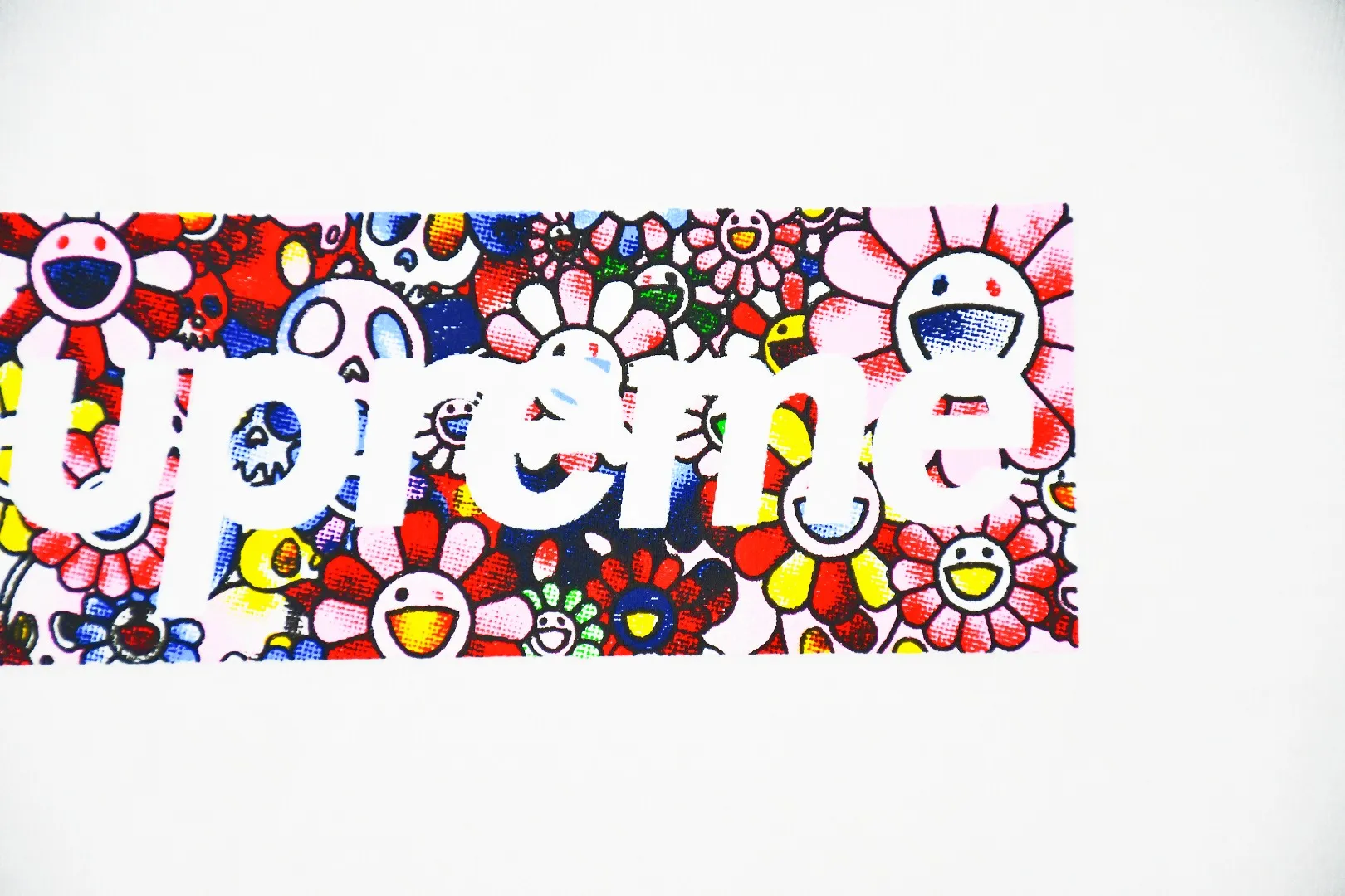 S46💰p130 Top version Supreme 20ss Week 9 Relief Box Logo Tee x Murakami Takashi joint short-sleeved T-shirt. For those of us who focus on top-level Sup products, this short-sleeved one is naturally available. It adopts cylindrical seamless technology (original technology, there are no seams on the side of the clothes, the key point of identification) The fabrics are all custom-woven and dyed, 280g weight, 100% cotton, cylindrical fabric. Cylindrical fabric is knitted fabric woven with a cylinder loom. The needles are distributed in a cylindrical shape on the fuselage. The gray fabric is a large cylinder that needs to be opened and shaped before it can be used further. There are no slits on the side of the clothes, so there is no washing label on the side of ordinary short-sleeves. There is only one collar label behind the neck. The printing is printed with thermosetting ink, also known as plastic. Ink, or self-adhesive ink, contains ingredients: mainly composed of polyvinyl chloride (PVC) and phthalates. PVC and phthalates, fixatives, stabilizers, and thickeners are mixed to form a thermal ink. Solid ink is not the digital direct printing advertised on the market. The printing texture of thermoset ink is something that digital direct printing cannot achieve. The collar label has a watermark anti-counterfeiting effect, a real anti-counterfeiting layer, a probability of passing the version, and a high probability of passing the original packaging picture. Size：S-XL