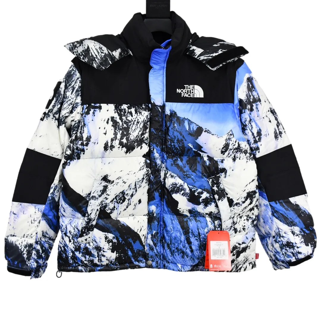 MX116💰p850 MAX/Top version Exclusive quality on the entire network ZP player designated version Supreme x THE NORTH FACE 17FW Mountain Baltoro Jacket Snow mountain down jacket 1. Original factory customized windproof and waterproof fabric (waterproof + water-repellent process Note! Waterproof and water-repellent water are two concepts. This fabric is compatible with both processes) 2. Original TNF embroidery data, original effect Behringer BEKS-Y924 embroidery machine operates on the machine to achieve exactly the same effect. 3.90 white duck down filling. The overall upper body effect is consistent with YB. 4. Printing. The whole body adopts Israeli Kornit Paradigm technology. The perfect alignment details of the whole body are impeccable. Storage hat. Collar down filling. Correct accessories. Collar label/wash/ Size: S~XL