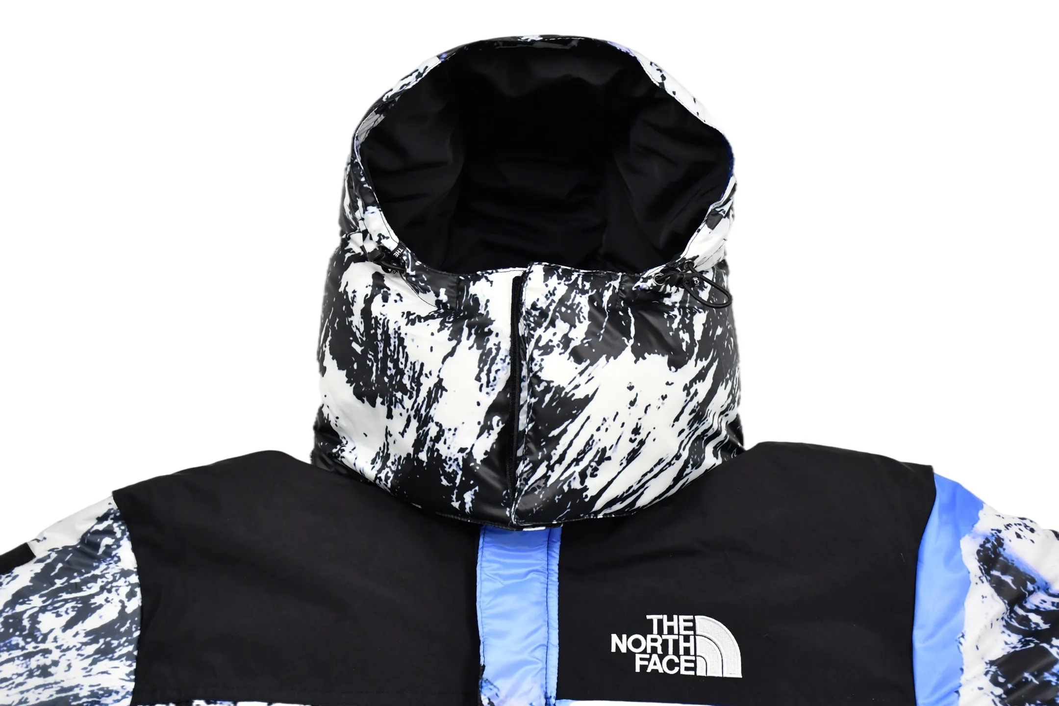 MX116💰p850 MAX/Top version Exclusive quality on the entire network ZP player designated version Supreme x THE NORTH FACE 17FW Mountain Baltoro Jacket Snow mountain down jacket 1. Original factory customized windproof and waterproof fabric (waterproof + water-repellent process Note! Waterproof and water-repellent water are two concepts. This fabric is compatible with both processes) 2. Original TNF embroidery data, original effect Behringer BEKS-Y924 embroidery machine operates on the machine to achieve exactly the same effect. 3.90 white duck down filling. The overall upper body effect is consistent with YB. 4. Printing. The whole body adopts Israeli Kornit Paradigm technology. The perfect alignment details of the whole body are impeccable. Storage hat. Collar down filling. Correct accessories. Collar label/wash/ Size: S~XL