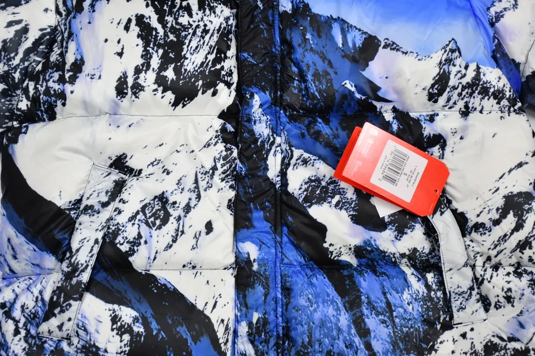 MX116💰p850 MAX/Top version Exclusive quality on the entire network ZP player designated version Supreme x THE NORTH FACE 17FW Mountain Baltoro Jacket Snow mountain down jacket 1. Original factory customized windproof and waterproof fabric (waterproof + water-repellent process Note! Waterproof and water-repellent water are two concepts. This fabric is compatible with both processes) 2. Original TNF embroidery data, original effect Behringer BEKS-Y924 embroidery machine operates on the machine to achieve exactly the same effect. 3.90 white duck down filling. The overall upper body effect is consistent with YB. 4. Printing. The whole body adopts Israeli Kornit Paradigm technology. The perfect alignment details of the whole body are impeccable. Storage hat. Collar down filling. Correct accessories. Collar label/wash/ Size: S~XL