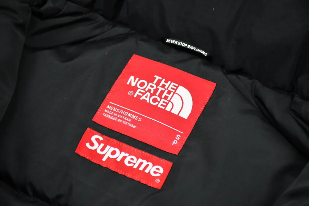 MX116💰p850 MAX/Top version Exclusive quality on the entire network ZP player designated version Supreme x THE NORTH FACE 17FW Mountain Baltoro Jacket Snow mountain down jacket 1. Original factory customized windproof and waterproof fabric (waterproof + water-repellent process Note! Waterproof and water-repellent water are two concepts. This fabric is compatible with both processes) 2. Original TNF embroidery data, original effect Behringer BEKS-Y924 embroidery machine operates on the machine to achieve exactly the same effect. 3.90 white duck down filling. The overall upper body effect is consistent with YB. 4. Printing. The whole body adopts Israeli Kornit Paradigm technology. The perfect alignment details of the whole body are impeccable. Storage hat. Collar down filling. Correct accessories. Collar label/wash/ Size: S~XL