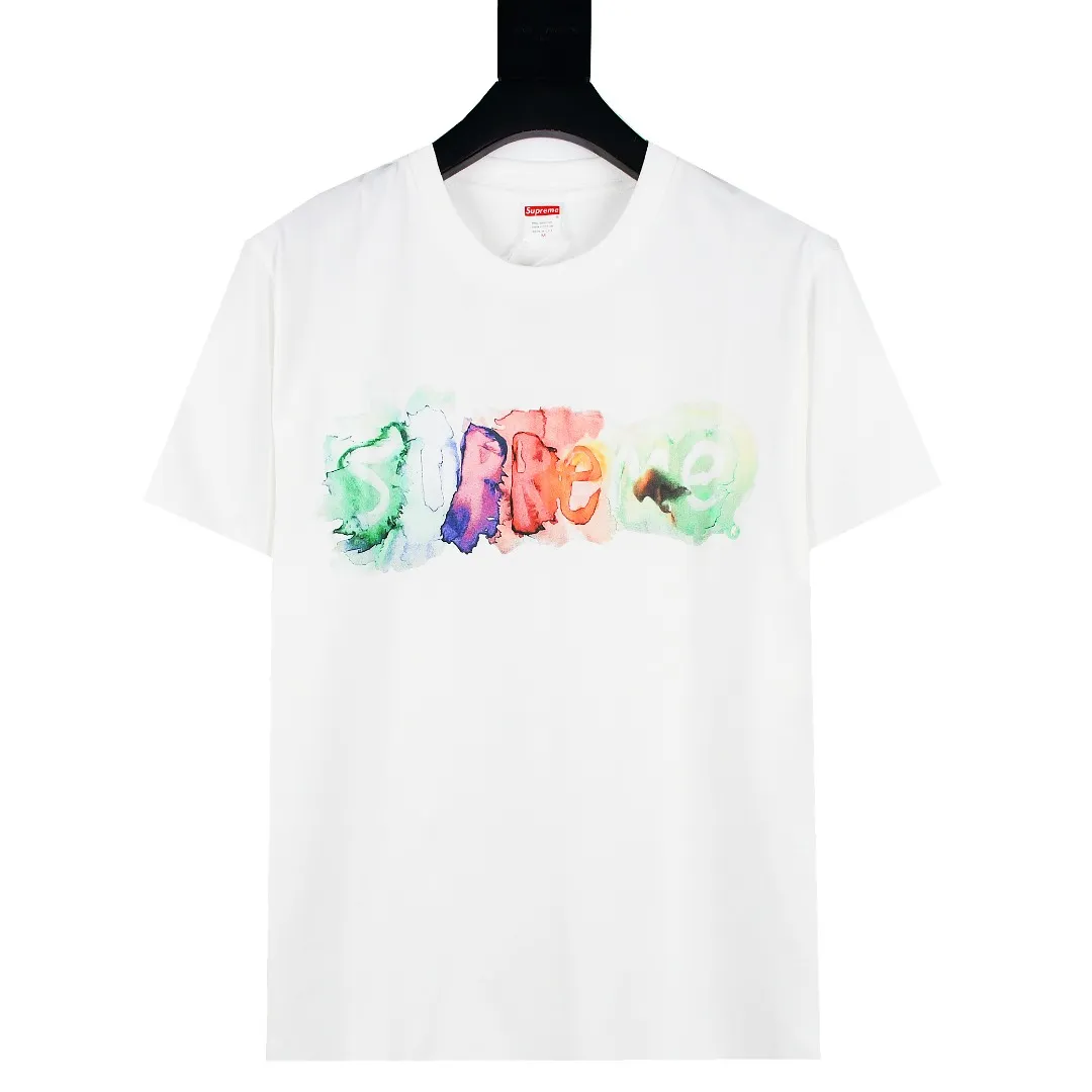S232💰p136 Top version Supreme 23SS WATERCOLOR TEE Ink color letter printed short-sleeved T-shirt. For those of us who focus on top-level Sup products, this short-sleeved one is naturally available. It adopts cylindrical seamless technology (original technology, there are no stitching bones on the side of the clothes, the focus of identification) The fabrics are all custom-woven and dyed, 280g weight, 100% cotton, cylindrical fabric. Cylindrical fabric is knitted fabric woven with a cylinder loom. The needles are distributed in a cylindrical shape on the fuselage. The gray fabric is a large cylinder that needs to be opened and shaped before it can be used further. There are no slits on the side of the clothes, so there is no washing label on the side of ordinary short-sleeves. There is only one collar label behind the neck. The printing is printed with thermosetting ink, also known as plastic. Ink, or self-adhesive ink, contains ingredients: mainly composed of polyvinyl chloride (PVC) and phthalates. PVC and phthalates, fixatives, stabilizers, and thickeners are mixed to form a thermal ink. Solid ink is not the digital direct printing advertised on the market. The printing texture of thermoset ink is something that digital direct printing cannot achieve. The collar label has a watermark anti-counterfeiting effect, a real anti-counterfeiting layer, a probability of passing the version, and a high probability of passing the original packaging picture. Size：S-XL