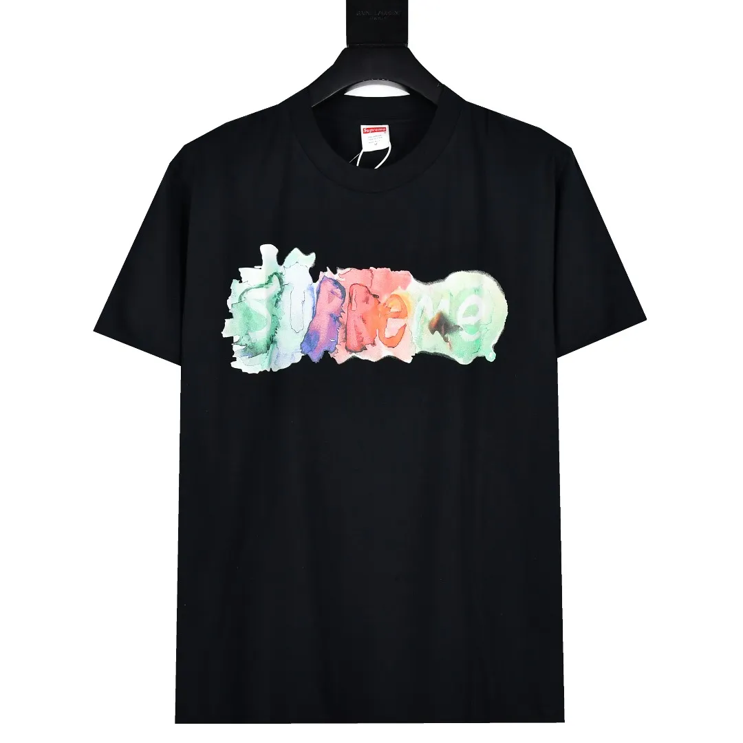 S232💰p136 Top version Supreme 23SS WATERCOLOR TEE Ink color letter printed short-sleeved T-shirt. For those of us who focus on top-level Sup products, this short-sleeved one is naturally available. It adopts cylindrical seamless technology (original technology, there are no stitching bones on the side of the clothes, the focus of identification) The fabrics are all custom-woven and dyed, 280g weight, 100% cotton, cylindrical fabric. Cylindrical fabric is knitted fabric woven with a cylinder loom. The needles are distributed in a cylindrical shape on the fuselage. The gray fabric is a large cylinder that needs to be opened and shaped before it can be used further. There are no slits on the side of the clothes, so there is no washing label on the side of ordinary short-sleeves. There is only one collar label behind the neck. The printing is printed with thermosetting ink, also known as plastic. Ink, or self-adhesive ink, contains ingredients: mainly composed of polyvinyl chloride (PVC) and phthalates. PVC and phthalates, fixatives, stabilizers, and thickeners are mixed to form a thermal ink. Solid ink is not the digital direct printing advertised on the market. The printing texture of thermoset ink is something that digital direct printing cannot achieve. The collar label has a watermark anti-counterfeiting effect, a real anti-counterfeiting layer, a probability of passing the version, and a high probability of passing the original packaging picture. Size：S-XL