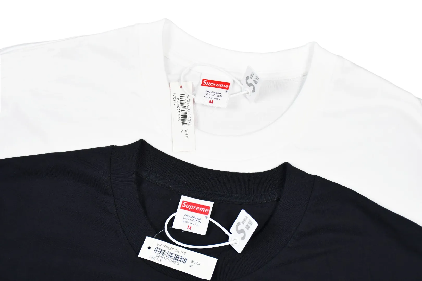 S232💰p136 Top version Supreme 23SS WATERCOLOR TEE Ink color letter printed short-sleeved T-shirt. For those of us who focus on top-level Sup products, this short-sleeved one is naturally available. It adopts cylindrical seamless technology (original technology, there are no stitching bones on the side of the clothes, the focus of identification) The fabrics are all custom-woven and dyed, 280g weight, 100% cotton, cylindrical fabric. Cylindrical fabric is knitted fabric woven with a cylinder loom. The needles are distributed in a cylindrical shape on the fuselage. The gray fabric is a large cylinder that needs to be opened and shaped before it can be used further. There are no slits on the side of the clothes, so there is no washing label on the side of ordinary short-sleeves. There is only one collar label behind the neck. The printing is printed with thermosetting ink, also known as plastic. Ink, or self-adhesive ink, contains ingredients: mainly composed of polyvinyl chloride (PVC) and phthalates. PVC and phthalates, fixatives, stabilizers, and thickeners are mixed to form a thermal ink. Solid ink is not the digital direct printing advertised on the market. The printing texture of thermoset ink is something that digital direct printing cannot achieve. The collar label has a watermark anti-counterfeiting effect, a real anti-counterfeiting layer, a probability of passing the version, and a high probability of passing the original packaging picture. Size：S-XL