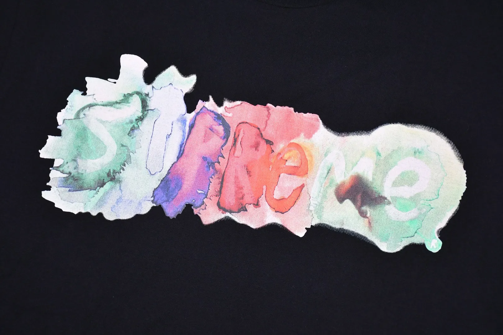 S232💰p136 Top version Supreme 23SS WATERCOLOR TEE Ink color letter printed short-sleeved T-shirt. For those of us who focus on top-level Sup products, this short-sleeved one is naturally available. It adopts cylindrical seamless technology (original technology, there are no stitching bones on the side of the clothes, the focus of identification) The fabrics are all custom-woven and dyed, 280g weight, 100% cotton, cylindrical fabric. Cylindrical fabric is knitted fabric woven with a cylinder loom. The needles are distributed in a cylindrical shape on the fuselage. The gray fabric is a large cylinder that needs to be opened and shaped before it can be used further. There are no slits on the side of the clothes, so there is no washing label on the side of ordinary short-sleeves. There is only one collar label behind the neck. The printing is printed with thermosetting ink, also known as plastic. Ink, or self-adhesive ink, contains ingredients: mainly composed of polyvinyl chloride (PVC) and phthalates. PVC and phthalates, fixatives, stabilizers, and thickeners are mixed to form a thermal ink. Solid ink is not the digital direct printing advertised on the market. The printing texture of thermoset ink is something that digital direct printing cannot achieve. The collar label has a watermark anti-counterfeiting effect, a real anti-counterfeiting layer, a probability of passing the version, and a high probability of passing the original packaging picture. Size：S-XL