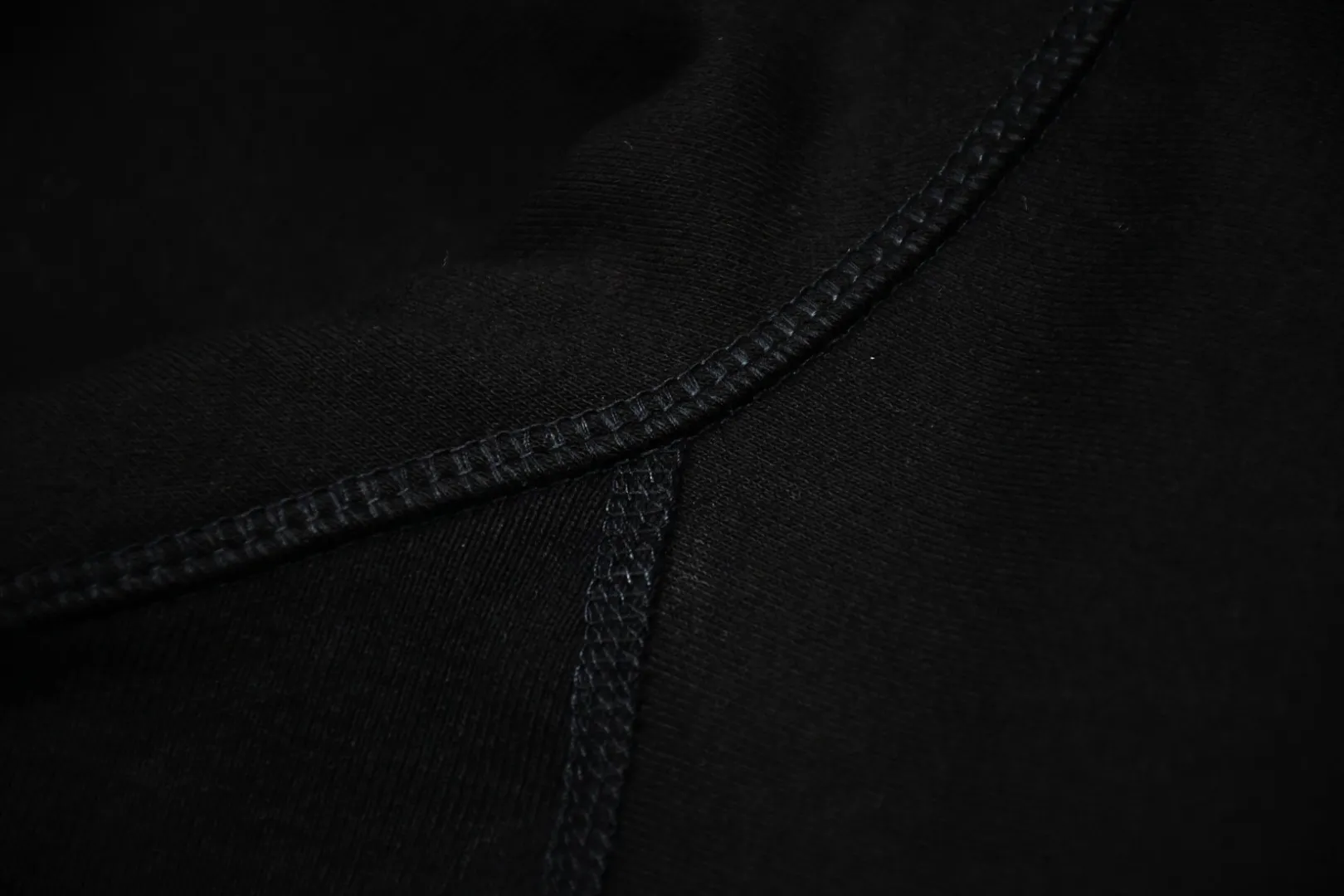 S616💰p330 Top version Supreme 24Fw embroidered Box Logo Hooded hooded sweatshirt Hooded plus fleece sweatshirt For those of us who focus on top Supreme, the cross sweatshirt is naturally available. ZP purchase and pattern making operation 1. Fabric: ZP testing, custom weaving and dyeing, pure cotton 460G plus velvet main fabric, horizontal cutting, side stitching 520G 2X2 thread 2. Embroidery: The embroidery equipment is operated by BEHRINGER BEKS-Y924 machine (a level higher than Tajima embroidery machine). The embroidery thickness, saturation and size are all consistent. 3. Sewing process: The whole garment adopts four-needle and six-thread boneless splicing technology in twelve places. Processed by a senior foreign trade factory (ordinary factories cannot do it). 4. Hem and cuffs: all use 520G inelastic thread. (Low-end products use elastic threads to cause the hem and cuffs to appear wavy) 5. Customized ZP main logo/wash water label/hangtag/packaging bag (equipped with an extra-large thickened handbag) Color: black, off-white, gray, sapphire blue, color matching Size: S~XL