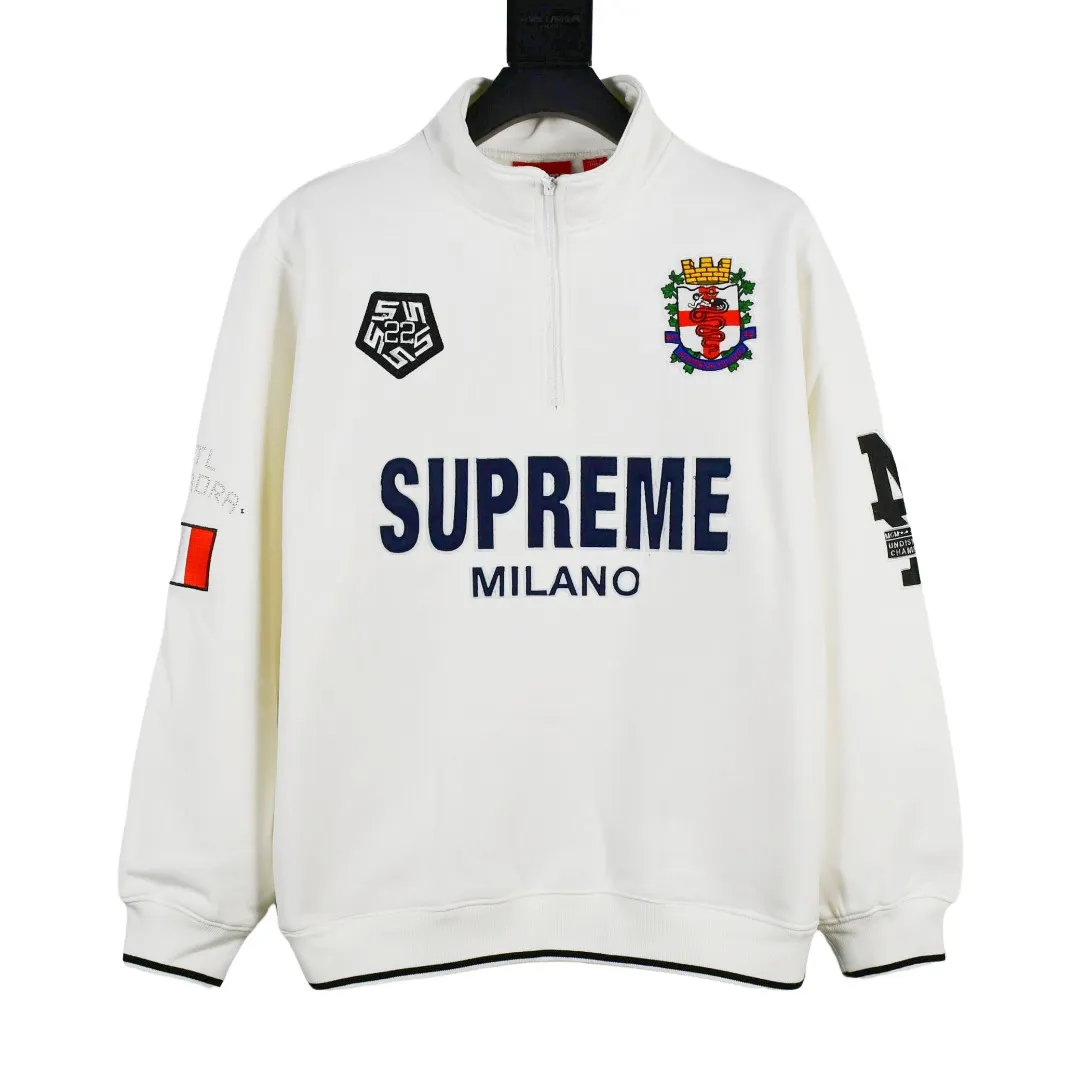 S500💰p410 Top version Supreme 22FW Milano Half Zip Pullover AC Milan limited half zipper pullover sweatshirt. For those of us who focus on top Supreme, this sweatshirt is naturally available at our fingertips. ZP purchase and pattern making operation 1. Fabric: According to ZP testing, custom-woven and dyed, pure cotton 460G fleece main fabric 2. Technology: extra custom-dyed machine patch, large area embroidered letters on the front Imported Behringer embroidery machine operation, exquisite and perfect presentation 3. Hem and cuffs: Customized color-blocking threads use 520G non-elastic threads (low-end products use elastic threads to cause the hem and cuffs to appear wavy) 4. Customized ZP YKK zipper/main label/wash label/tag/packing bag (equipped with extra-large thickened handbag) Size: S~XL