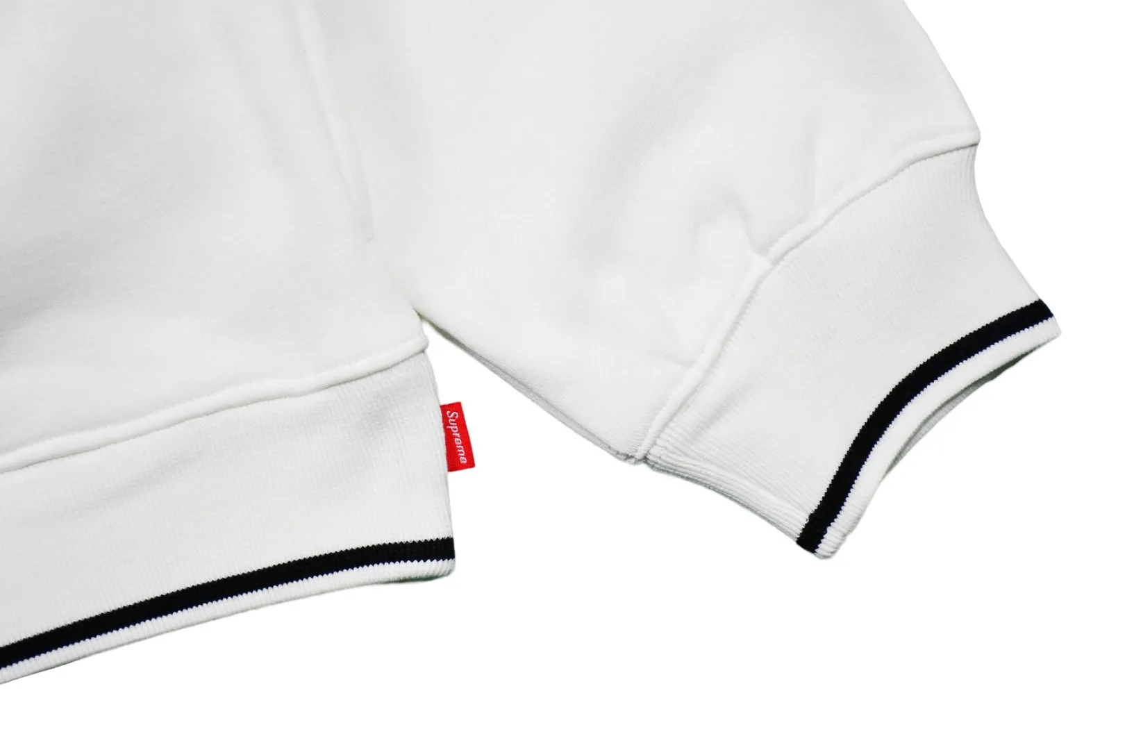 S500💰p410 Top version Supreme 22FW Milano Half Zip Pullover AC Milan limited half zipper pullover sweatshirt. For those of us who focus on top Supreme, this sweatshirt is naturally available at our fingertips. ZP purchase and pattern making operation 1. Fabric: According to ZP testing, custom-woven and dyed, pure cotton 460G fleece main fabric 2. Technology: extra custom-dyed machine patch, large area embroidered letters on the front Imported Behringer embroidery machine operation, exquisite and perfect presentation 3. Hem and cuffs: Customized color-blocking threads use 520G non-elastic threads (low-end products use elastic threads to cause the hem and cuffs to appear wavy) 4. Customized ZP YKK zipper/main label/wash label/tag/packing bag (equipped with extra-large thickened handbag) Size: S~XL