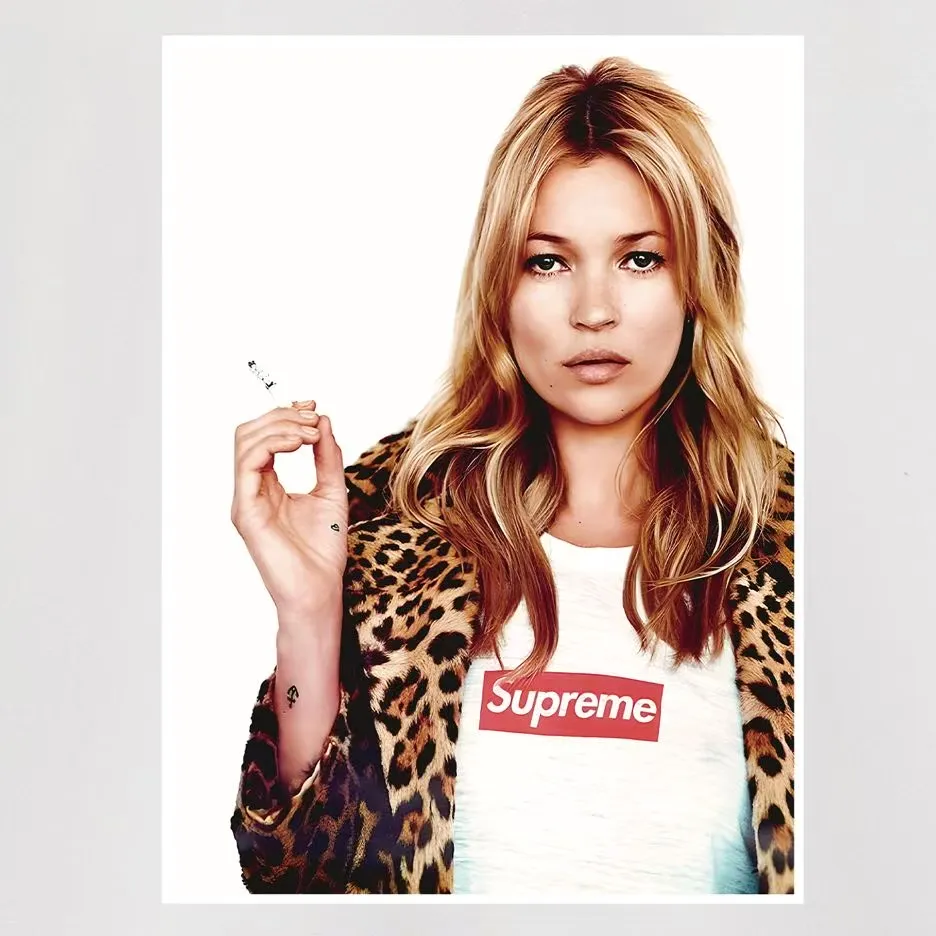 Style No. S1190 #terry p150💰 Velvet 160💰 Supreme 12SS Kate Moss Photo Sticker Kate character round neck sweatshirt Made of 400 grams of large terry (drop shoulder large version) fabric, soft texture and no pilling Imported environmentally friendly printing glue The pattern is bright and three-dimensional Quality💥Same style for men and women The upper body is trendy Color: black white gray Size: S M L XL XXL