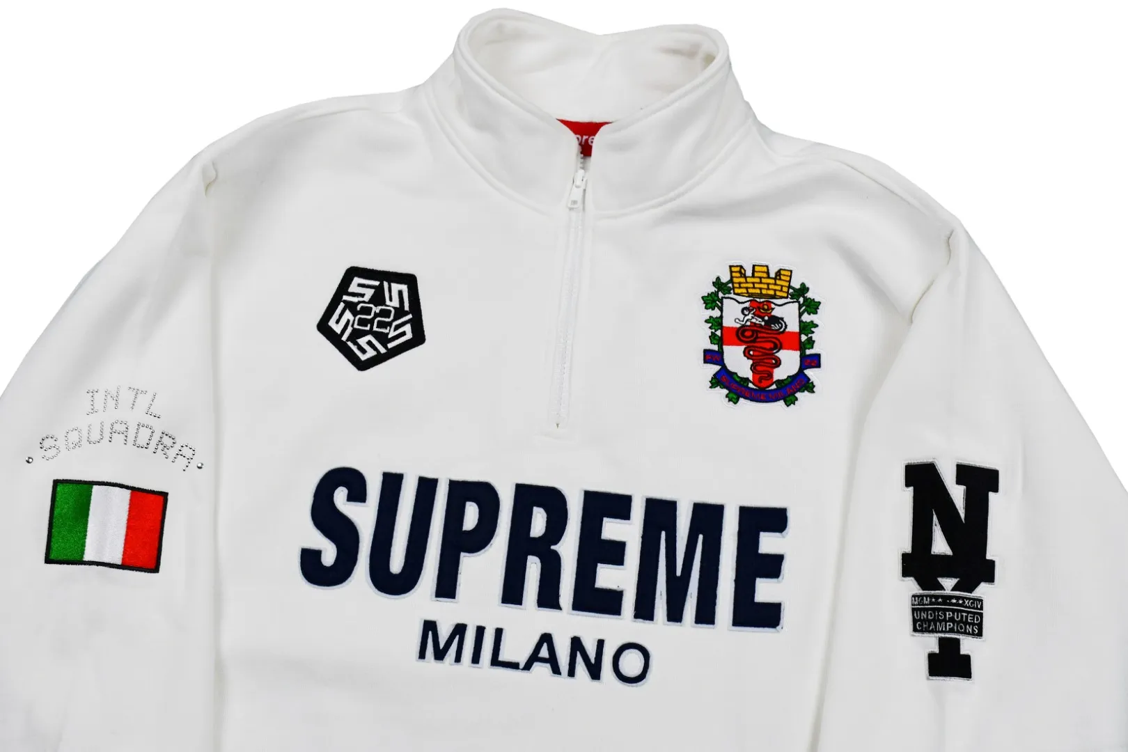 🅿️410 S225 top version Supreme 22FW Milano Half Zip Pullover AC Milan limited half zipper pullover sweatshirt. For those of us who focus on top Supreme, this sweatshirt is naturally available at ZP purchase and pattern making operation 1. Fabric: According to ZP testing, custom-woven and dyed, pure cotton 460G fleece main fabric 2. Technology: extra custom-dyed machine patch, large area embroidered letters on the front Imported Behringer embroidery machine work, exquisite and perfect presentation 3. Hem and cuffs: Customized color-blocking threads use 520G non-elastic threads (low-end products use elastic threads to cause the hem and cuffs to appear wavy) 4. Customized ZP YKK zipper/main label/wash water mark/tag/packaging bag (equipped with extra-large thickened handbag) Size: S~XL
