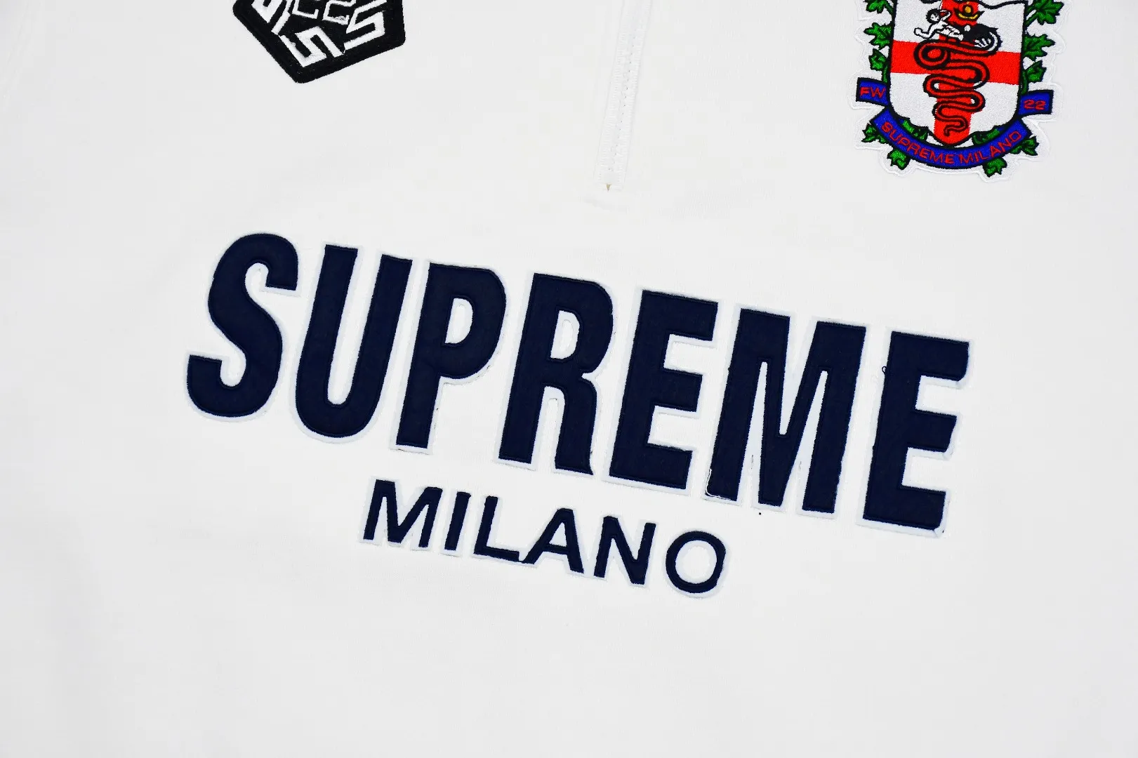 🅿️410 S225 top version Supreme 22FW Milano Half Zip Pullover AC Milan limited half zipper pullover sweatshirt. For those of us who focus on top Supreme, this sweatshirt is naturally available at ZP purchase and pattern making operation 1. Fabric: According to ZP testing, custom-woven and dyed, pure cotton 460G fleece main fabric 2. Technology: extra custom-dyed machine patch, large area embroidered letters on the front Imported Behringer embroidery machine work, exquisite and perfect presentation 3. Hem and cuffs: Customized color-blocking threads use 520G non-elastic threads (low-end products use elastic threads to cause the hem and cuffs to appear wavy) 4. Customized ZP YKK zipper/main label/wash water mark/tag/packaging bag (equipped with extra-large thickened handbag) Size: S~XL