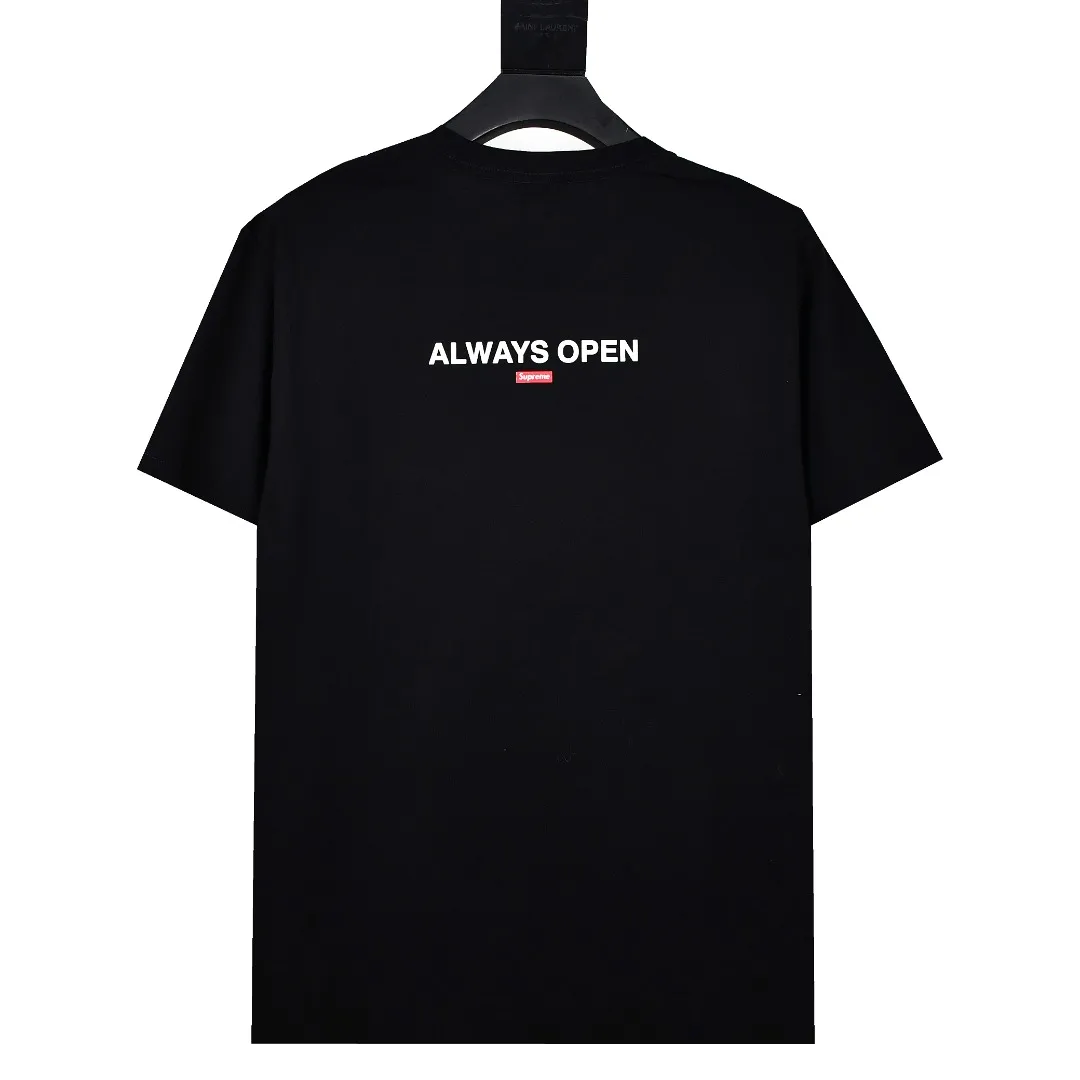 🅿️130 S52 top version Supreme 22SS Gas Tee Iron Dollar Short Sleeve Round Neck T-shirt. For those of us who focus on top Sup products, this short sleeve is naturally available. It adopts cylindrical seamless technology (the original technology has no gaps on the sides of the clothes, the key point of identification) The fabrics are all custom-woven and dyed, 280g weight, 100% cotton, cylindrical fabric. Cylindrical fabric is a knitted fabric woven with a cylinder loom. The needles are distributed in a cylindrical shape on the fuselage. The gray fabric is a large cylinder, which needs to be opened and shaped before further use. There is no slit on the side of the clothes, so there is no washing label on the side of ordinary short-sleeves. There is only one collar label behind the neck. The printing is printed with thermosetting ink, also known as plastic. Ink, or self-adhesive ink, contains ingredients: mainly composed of polyvinyl chloride (PVC) and phthalates. PVC and phthalates, fixing agents, stabilizers, and thickeners are mixed to form a thermal ink. Solid ink is not the digital direct printing advertised on the market. The printing texture of thermoset ink is something that digital direct printing cannot achieve. The collar label has a watermark anti-counterfeiting effect, a real anti-counterfeiting layer, a probability of passing the version, and a high probability of passing the original packaging picture. Size：S-XL