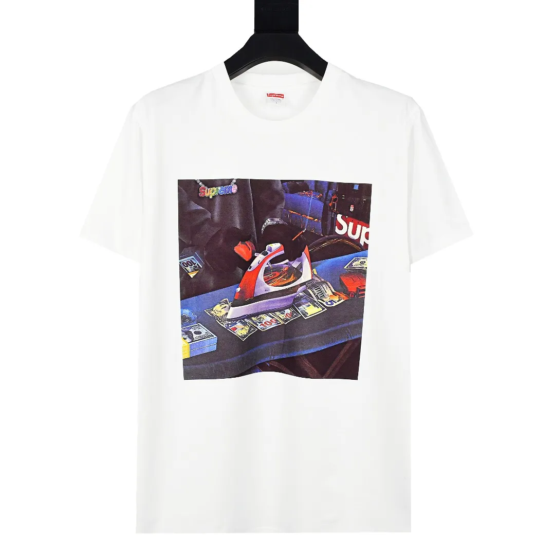 🅿️130 S52 top version Supreme 22SS Gas Tee Iron Dollar Short Sleeve Round Neck T-shirt. For those of us who focus on top Sup products, this short sleeve is naturally available. It adopts cylindrical seamless technology (the original technology has no gaps on the sides of the clothes, the key point of identification) The fabrics are all custom-woven and dyed, 280g weight, 100% cotton, cylindrical fabric. Cylindrical fabric is a knitted fabric woven with a cylinder loom. The needles are distributed in a cylindrical shape on the fuselage. The gray fabric is a large cylinder, which needs to be opened and shaped before further use. There is no slit on the side of the clothes, so there is no washing label on the side of ordinary short-sleeves. There is only one collar label behind the neck. The printing is printed with thermosetting ink, also known as plastic. Ink, or self-adhesive ink, contains ingredients: mainly composed of polyvinyl chloride (PVC) and phthalates. PVC and phthalates, fixing agents, stabilizers, and thickeners are mixed to form a thermal ink. Solid ink is not the digital direct printing advertised on the market. The printing texture of thermoset ink is something that digital direct printing cannot achieve. The collar label has a watermark anti-counterfeiting effect, a real anti-counterfeiting layer, a probability of passing the version, and a high probability of passing the original packaging picture. Size：S-XL