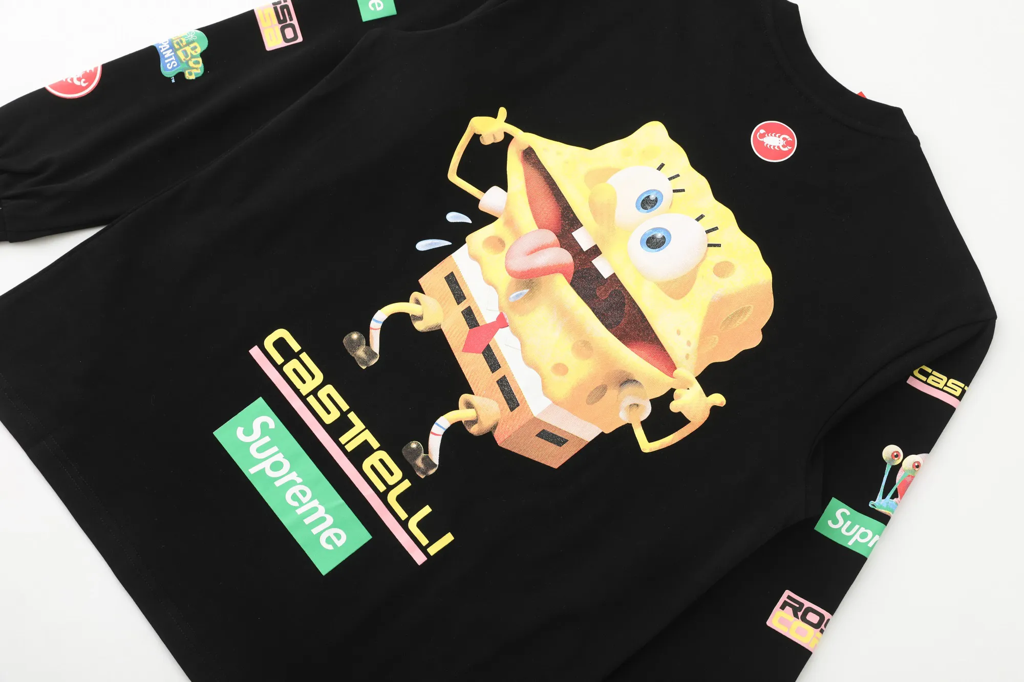 S626💰p270 Supreme x SPONGEBOB SQUAREPANTS Spongebob x CASTELLI joint model SS25 WEEK11 Racing L/S Tee SpongeBob SquarePants funny printed pattern round neck long-sleeved T-shirt Unisex 260g pure cotton material Super cute large print Very popular appearance Color: Black White Size: S M L XL (175 140 wear M) Length: 69 71 73 76 Bust: 114 118 122 126 Sleeve length: 62 63 64 65