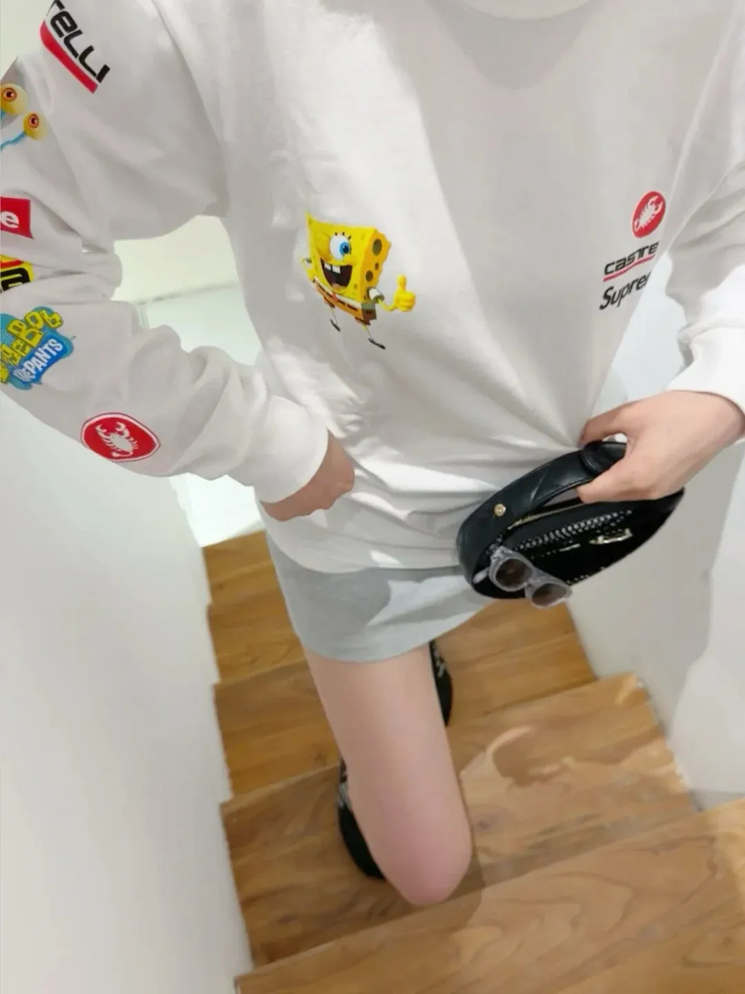 S626💰p270 Supreme x SPONGEBOB SQUAREPANTS Spongebob x CASTELLI joint model SS25 WEEK11 Racing L/S Tee SpongeBob SquarePants funny printed pattern round neck long-sleeved T-shirt Unisex 260g pure cotton material Super cute large print Very popular appearance Color: Black White Size: S M L XL (175 140 wear M) Length: 69 71 73 76 Bust: 114 118 122 126 Sleeve length: 62 63 64 65