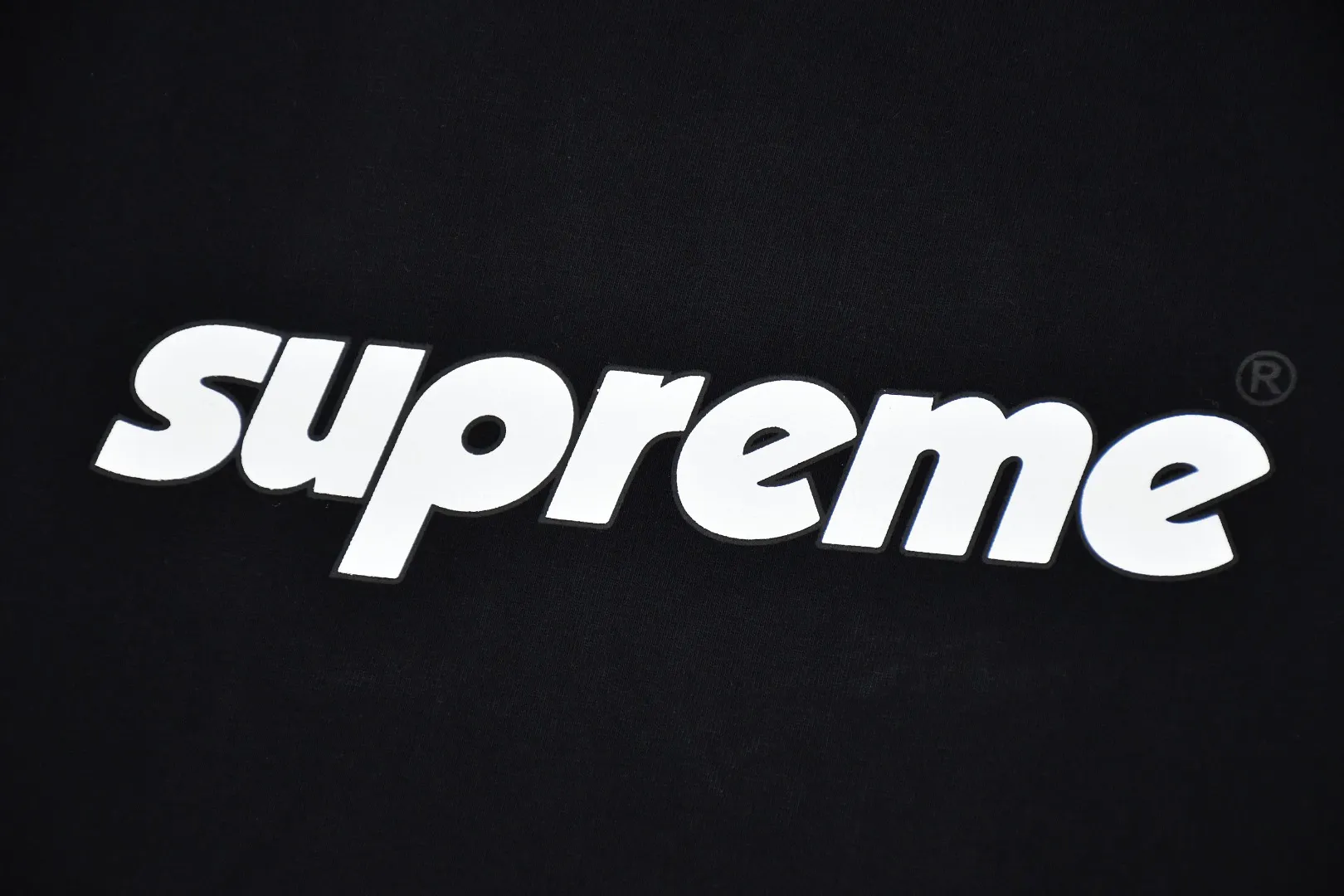 S354💰p130 Top version Supreme 24ss RPINLINE Logo printed short-sleeved T-shirt. Refuse to look at pictures to make goods. Refuse to compare with wrong versions. Use cylindrical seamless process (original process, there are no stitched bones on the side of the clothes, key points of identification) The fabrics are all custom-woven and dyed, 280g weight, 100% cotton, cylindrical fabric. Cylindrical fabric is a knitted fabric woven with a cylinder loom. The needles are distributed in a cylindrical shape on the fuselage. The gray fabric is a large cylinder, which needs to be opened and shaped before it can be used further. There are no slits on the side of the clothes, so there is no washing label on the side of ordinary short-sleeves. There is only one collar label behind the neck. The printing uses thermosetting ink printing imported from Belgium (different from conventional heat transfer printing), also known as plastic ink, or self-adhesive ink. Its ingredients are: mainly composed of polyvinyl chloride (PVC) and phthalates. PVC and phthalates, solid color The thermosetting ink is composed of a mixture of agents, stabilizers, and thickeners. It is not the digital direct printing marketed on the market. The printing texture of thermosetting ink cannot be achieved by digital direct printing. The collar label has a watermark anti-counterfeiting effect, a real anti-counterfeiting layer, a version with a high probability of passing the inspection, and the original packaging picture has a high probability of passing the test. Size：S-XL