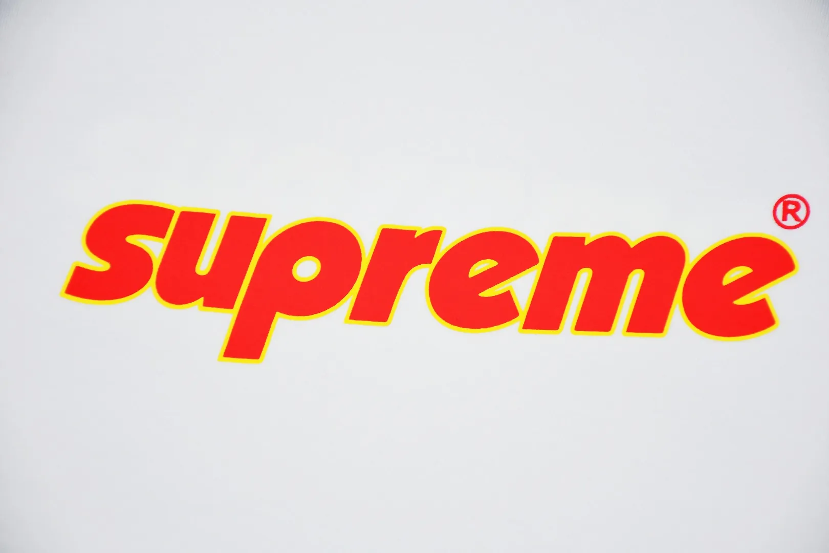 S354💰p130 Top version Supreme 24ss RPINLINE Logo printed short-sleeved T-shirt. Refuse to look at pictures to make goods. Refuse to compare with wrong versions. Use cylindrical seamless process (original process, there are no stitched bones on the side of the clothes, key points of identification) The fabrics are all custom-woven and dyed, 280g weight, 100% cotton, cylindrical fabric. Cylindrical fabric is a knitted fabric woven with a cylinder loom. The needles are distributed in a cylindrical shape on the fuselage. The gray fabric is a large cylinder, which needs to be opened and shaped before it can be used further. There are no slits on the side of the clothes, so there is no washing label on the side of ordinary short-sleeves. There is only one collar label behind the neck. The printing uses thermosetting ink printing imported from Belgium (different from conventional heat transfer printing), also known as plastic ink, or self-adhesive ink. Its ingredients are: mainly composed of polyvinyl chloride (PVC) and phthalates. PVC and phthalates, solid color The thermosetting ink is composed of a mixture of agents, stabilizers, and thickeners. It is not the digital direct printing marketed on the market. The printing texture of thermosetting ink cannot be achieved by digital direct printing. The collar label has a watermark anti-counterfeiting effect, a real anti-counterfeiting layer, a version with a high probability of passing the inspection, and the original packaging picture has a high probability of passing the test. Size：S-XL