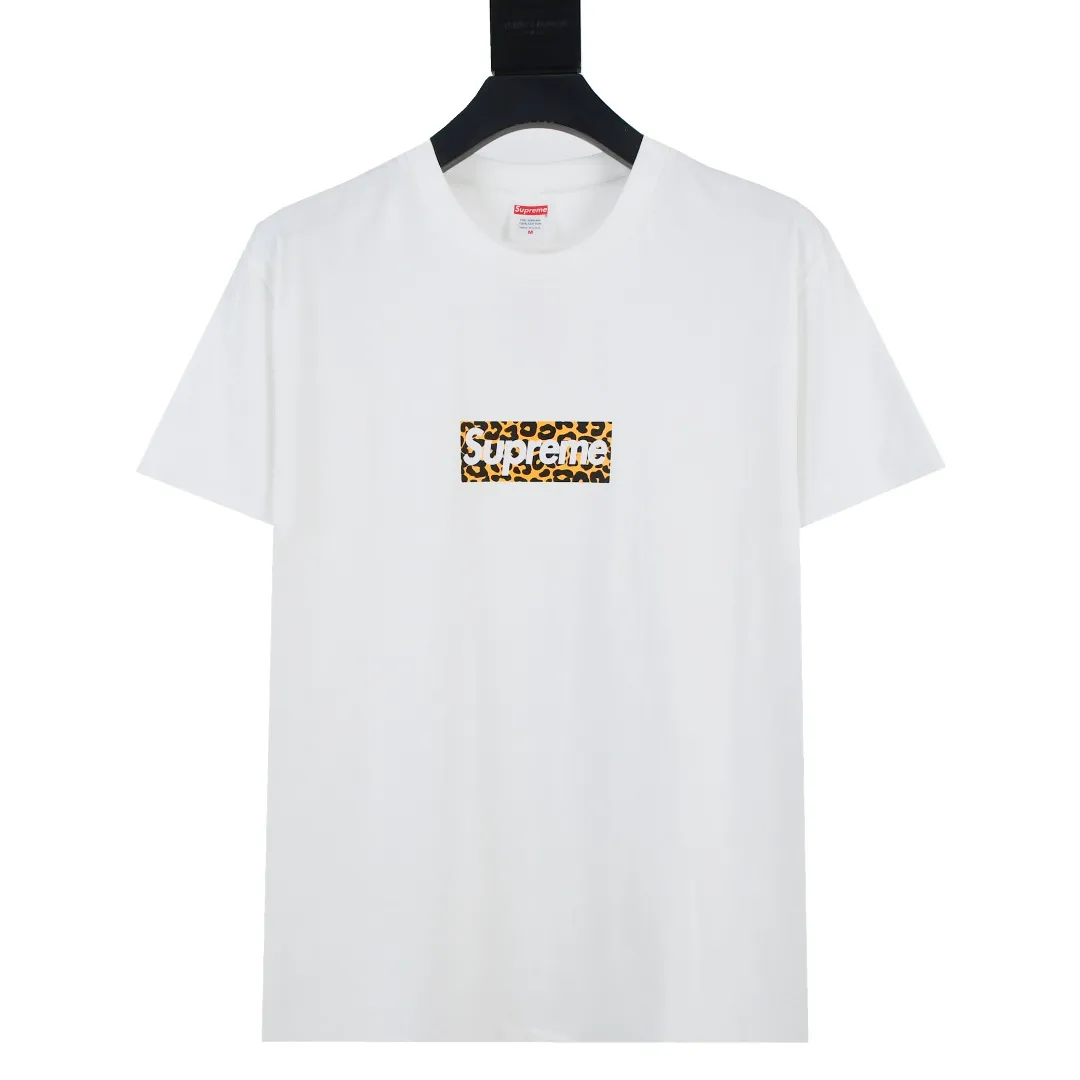 🅿️130 S145 Supreme 24ss Shanghai limited leopard print Box Logo printed short-sleeved T-shirt. Refuse to look at pictures to make products. Refuse to compare with wrong versions. Use cylinder seamless process (original process, there are no stitched bones on the side of the clothes, key points of identification) The fabrics are all custom-woven and dyed, 280g weight, 100% cotton, cylindrical fabric. Cylindrical fabric is a knitted fabric woven with a cylinder loom. The needles are distributed in a cylindrical shape on the fuselage. The gray fabric is a large cylinder, which needs to be opened and shaped before it can be used further. There are no slits on the side of the clothes, so there is no washing label on the side of ordinary short-sleeves. There is only one collar label behind the neck. The printing uses thermosetting ink printing imported from Belgium (different from conventional thermal transfer printing), also known as plastic ink, or self-adhesive ink. Its ingredients are: mainly composed of polyvinyl chloride (PVC) and phthalates. PVC and phthalates, solid color The thermoset ink is composed of a mixture of agents, stabilizers, and thickeners. It is not the digital direct printing advertised on the market. The printing texture of thermoset ink cannot be achieved by digital direct printing. The collar label has a watermark anti-counterfeiting effect, a real anti-counterfeiting layer, a version with a high probability of passing the inspection, and a high probability of passing the original packaging picture. Size：S-XL
