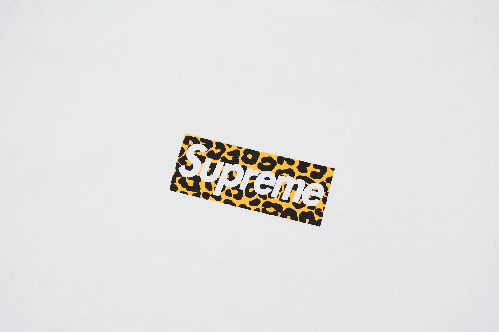 🅿️130 S145 Supreme 24ss Shanghai limited leopard print Box Logo printed short-sleeved T-shirt. Refuse to look at pictures to make products. Refuse to compare with wrong versions. Use cylinder seamless process (original process, there are no stitched bones on the side of the clothes, key points of identification) The fabrics are all custom-woven and dyed, 280g weight, 100% cotton, cylindrical fabric. Cylindrical fabric is a knitted fabric woven with a cylinder loom. The needles are distributed in a cylindrical shape on the fuselage. The gray fabric is a large cylinder, which needs to be opened and shaped before it can be used further. There are no slits on the side of the clothes, so there is no washing label on the side of ordinary short-sleeves. There is only one collar label behind the neck. The printing uses thermosetting ink printing imported from Belgium (different from conventional thermal transfer printing), also known as plastic ink, or self-adhesive ink. Its ingredients are: mainly composed of polyvinyl chloride (PVC) and phthalates. PVC and phthalates, solid color The thermoset ink is composed of a mixture of agents, stabilizers, and thickeners. It is not the digital direct printing advertised on the market. The printing texture of thermoset ink cannot be achieved by digital direct printing. The collar label has a watermark anti-counterfeiting effect, a real anti-counterfeiting layer, a version with a high probability of passing the inspection, and a high probability of passing the original packaging picture. Size：S-XL