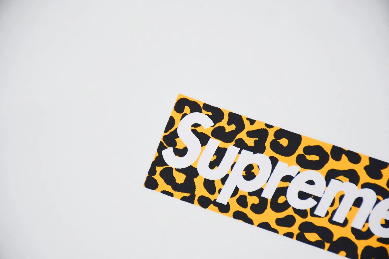🅿️130 S145 Supreme 24ss Shanghai limited leopard print Box Logo printed short-sleeved T-shirt. Refuse to look at pictures to make products. Refuse to compare with wrong versions. Use cylinder seamless process (original process, there are no stitched bones on the side of the clothes, key points of identification) The fabrics are all custom-woven and dyed, 280g weight, 100% cotton, cylindrical fabric. Cylindrical fabric is a knitted fabric woven with a cylinder loom. The needles are distributed in a cylindrical shape on the fuselage. The gray fabric is a large cylinder, which needs to be opened and shaped before it can be used further. There are no slits on the side of the clothes, so there is no washing label on the side of ordinary short-sleeves. There is only one collar label behind the neck. The printing uses thermosetting ink printing imported from Belgium (different from conventional thermal transfer printing), also known as plastic ink, or self-adhesive ink. Its ingredients are: mainly composed of polyvinyl chloride (PVC) and phthalates. PVC and phthalates, solid color The thermoset ink is composed of a mixture of agents, stabilizers, and thickeners. It is not the digital direct printing advertised on the market. The printing texture of thermoset ink cannot be achieved by digital direct printing. The collar label has a watermark anti-counterfeiting effect, a real anti-counterfeiting layer, a version with a high probability of passing the inspection, and a high probability of passing the original packaging picture. Size：S-XL