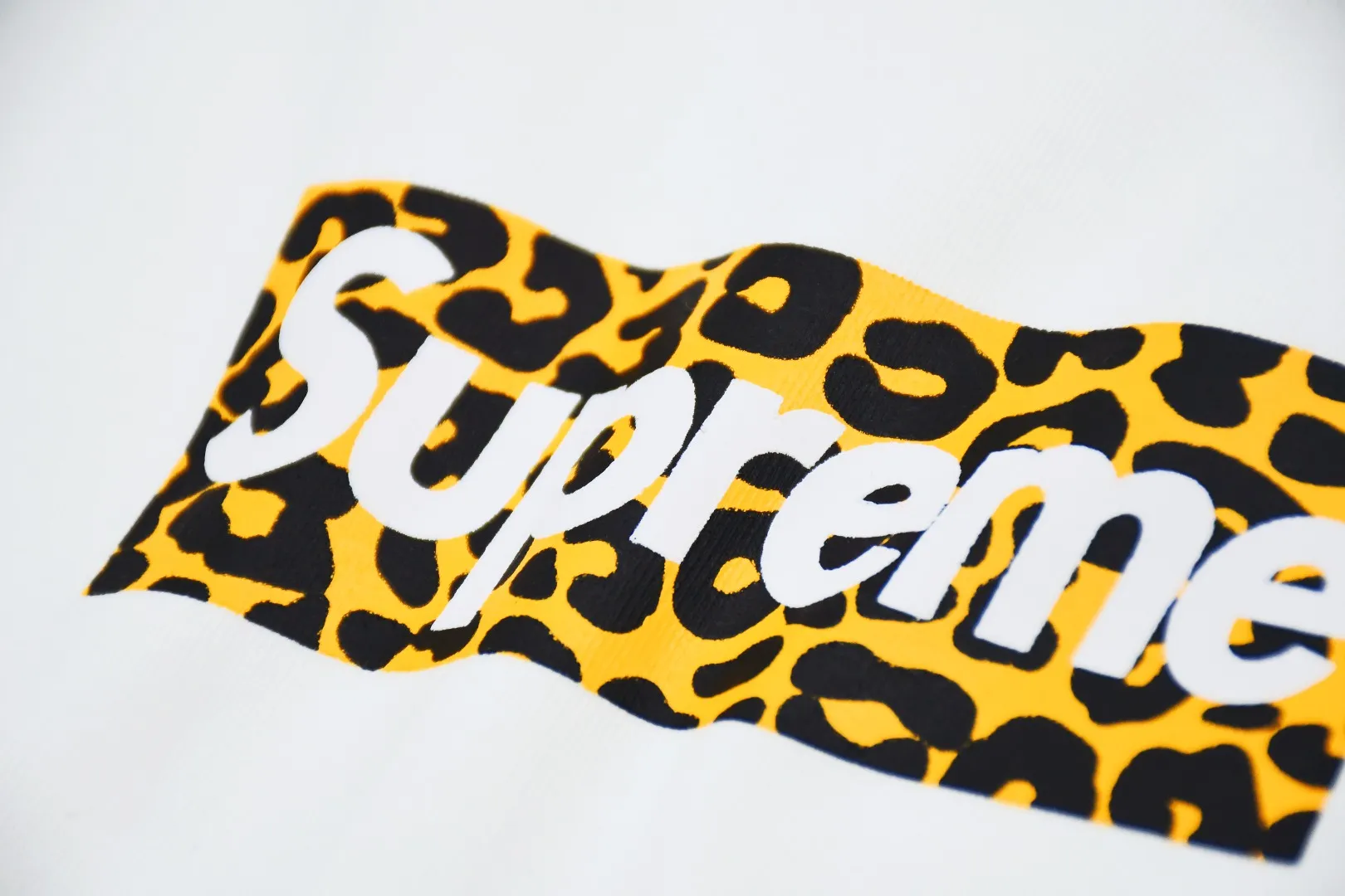 🅿️130 S145 Supreme 24ss Shanghai limited leopard print Box Logo printed short-sleeved T-shirt. Refuse to look at pictures to make products. Refuse to compare with wrong versions. Use cylinder seamless process (original process, there are no stitched bones on the side of the clothes, key points of identification) The fabrics are all custom-woven and dyed, 280g weight, 100% cotton, cylindrical fabric. Cylindrical fabric is a knitted fabric woven with a cylinder loom. The needles are distributed in a cylindrical shape on the fuselage. The gray fabric is a large cylinder, which needs to be opened and shaped before it can be used further. There are no slits on the side of the clothes, so there is no washing label on the side of ordinary short-sleeves. There is only one collar label behind the neck. The printing uses thermosetting ink printing imported from Belgium (different from conventional thermal transfer printing), also known as plastic ink, or self-adhesive ink. Its ingredients are: mainly composed of polyvinyl chloride (PVC) and phthalates. PVC and phthalates, solid color The thermoset ink is composed of a mixture of agents, stabilizers, and thickeners. It is not the digital direct printing advertised on the market. The printing texture of thermoset ink cannot be achieved by digital direct printing. The collar label has a watermark anti-counterfeiting effect, a real anti-counterfeiting layer, a version with a high probability of passing the inspection, and a high probability of passing the original packaging picture. Size：S-XL