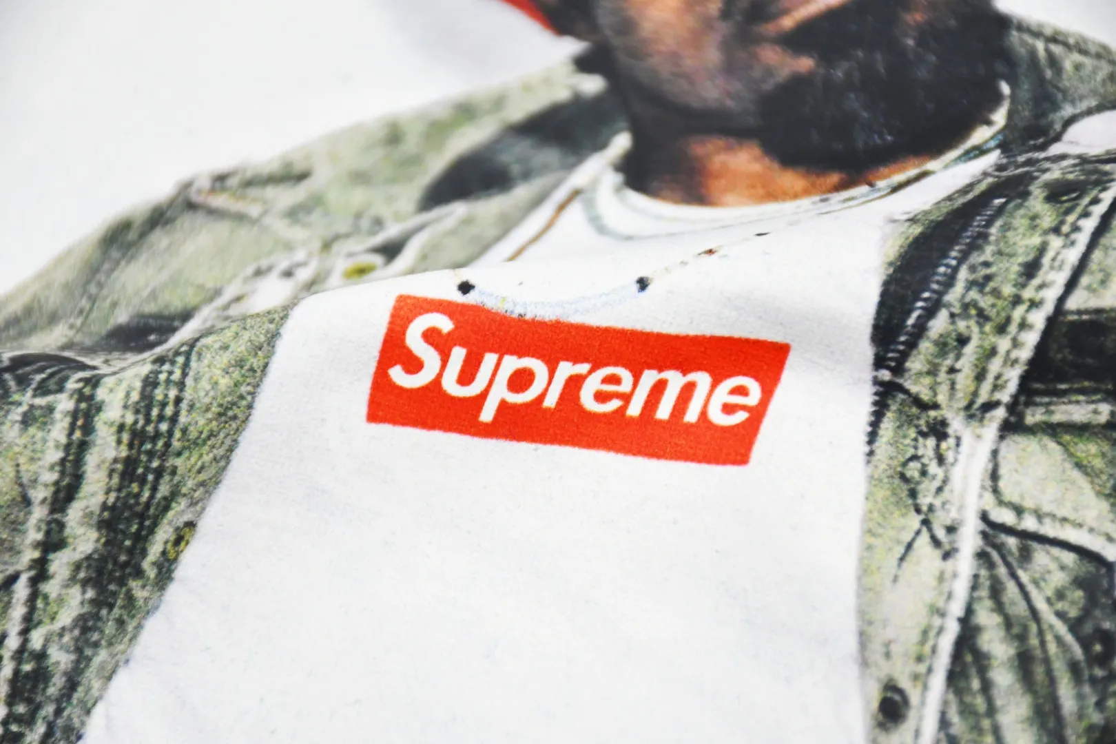 🅿️130 S76 top version Supreme 22FW André Tee André Benjamin photo character T-shirt short sleeves. For those of us who focus on top Sup products, this short sleeve is naturally available. It adopts cylindrical seamless technology (original technology, there are no stitched bones on the side of the clothes, the focus of identification) The fabrics are all custom-woven and dyed, 280g weight, 100% cotton, cylindrical fabric. Cylindrical fabric is a knitted fabric woven with a cylinder loom. The needles are distributed in a cylindrical shape on the fuselage. The gray fabric is a large cylinder, which needs to be opened and shaped before further use. There is no slit on the side of the clothes, so there is no washing label on the side of ordinary short-sleeves. There is only one collar label behind the neck. The printing is printed with thermosetting ink, also known as plastic. Ink, or self-adhesive ink, contains ingredients: mainly composed of polyvinyl chloride (PVC) and phthalates. PVC and phthalates, fixing agents, stabilizers, and thickeners are mixed to form a thermal ink. Solid ink is not the digital direct printing advertised on the market. The printing texture of thermoset ink is something that digital direct printing cannot achieve. The collar label has a watermark anti-counterfeiting effect, a real anti-counterfeiting layer, a probability of passing the version, and a high probability of passing the original packaging picture. Size：S-XL
