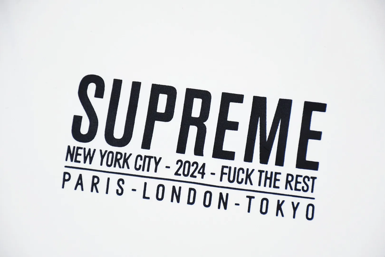 🅿️126 S172 top version Supreme 24ss Paris PARIS short-sleeved T-shirt. Refuse to look at pictures to make products. Refuse to compare with wrong versions. Use cylinder seamless technology (original technology, there is no stitching bone on the side of the clothes, the key point of identification) The fabrics are all custom-woven and dyed, 280g weight, 100% cotton, cylindrical fabric. Cylindrical fabric is a knitted fabric woven with a cylinder loom. The needles are distributed in a cylindrical shape on the fuselage. The gray fabric is a large cylinder, which needs to be opened and shaped before it can be used further. There are no slits on the side of the clothes, so there is no washing label on the side of ordinary short-sleeves. There is only one collar label behind the neck. The printing uses thermosetting ink printing imported from Belgium (different from conventional thermal transfer printing), also known as plastic ink, or self-adhesive ink. Its ingredients are: mainly composed of polyvinyl chloride (PVC) and phthalates. PVC and phthalates, solid color The thermoset ink is composed of a mixture of agents, stabilizers, and thickeners. It is not the digital direct printing advertised on the market. The printing texture of thermoset ink cannot be achieved by digital direct printing. The collar label has a watermark anti-counterfeiting effect, a real anti-counterfeiting layer, a version with a high probability of passing the inspection, and a high probability of passing the original packaging picture. Size：S-XL