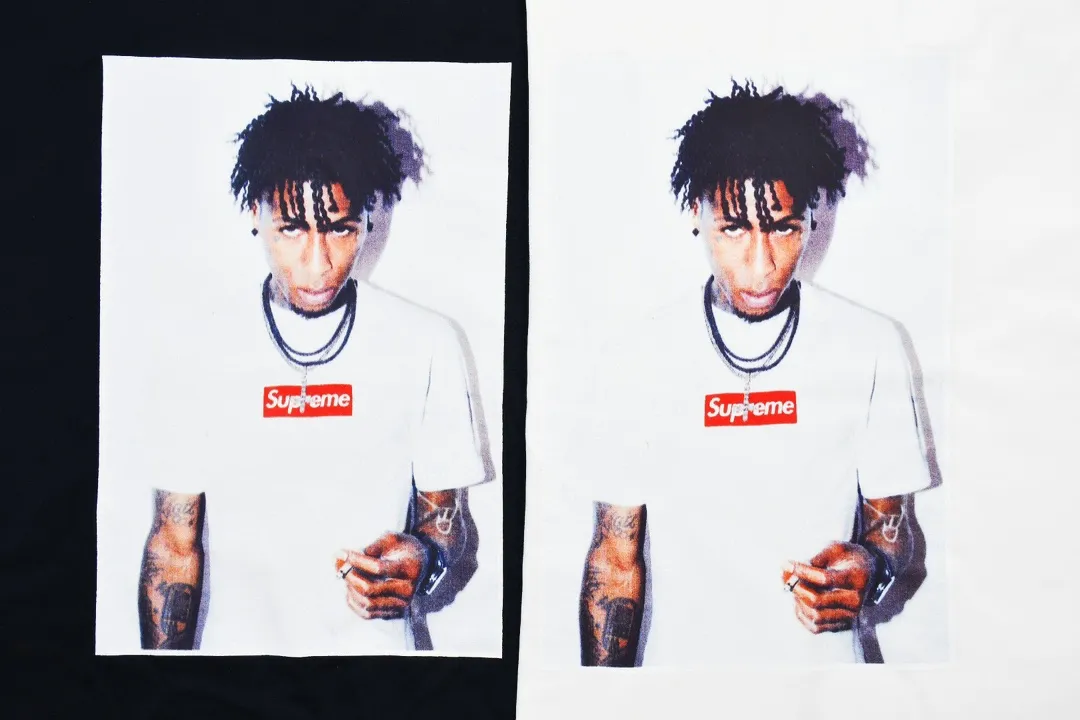 #S69 P110💰 Supreme FW23 Autumn and Winter Series WEEK1 NBA YOUNGBOY TEE character printed round neck pullover short-sleeved T-shirt. Same style for men and women. Made of 260g combed cotton double yarn. From fabrics to accessories, all three standards are complete and follow ZP. Imported Matsui company slurry printing will never crack. The whole piece is made with three-needle and five-thread craftsmanship. The collar-shoulder seam-sleeve seams are double-threaded, making it look more three-dimensional and textured. The craftsmanship is the same as that of the authentic original version. It has a classic version. Feel free to compare zp. The whole piece is made of three-needle five-thread craft. The neckline-shoulder seam-sleeve seam is double-threaded, which looks more three-dimensional and textured. The craftsmanship is the same as that of the authentic original version. It has a classic style. Color: Black and White Size: S M L XL XXL