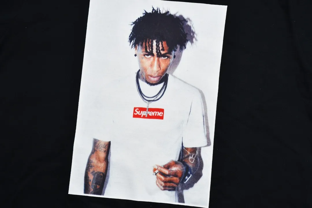 #S69 P110💰 Supreme FW23 Autumn and Winter Series WEEK1 NBA YOUNGBOY TEE character printed round neck pullover short-sleeved T-shirt. Same style for men and women. Made of 260g combed cotton double yarn. From fabrics to accessories, all three standards are complete and follow ZP. Imported Matsui company slurry printing will never crack. The whole piece is made with three-needle and five-thread craftsmanship. The collar-shoulder seam-sleeve seams are double-threaded, making it look more three-dimensional and textured. The craftsmanship is the same as that of the authentic original version. It has a classic version. Feel free to compare zp. The whole piece is made of three-needle five-thread craft. The neckline-shoulder seam-sleeve seam is double-threaded, which looks more three-dimensional and textured. The craftsmanship is the same as that of the authentic original version. It has a classic style. Color: Black and White Size: S M L XL XXL